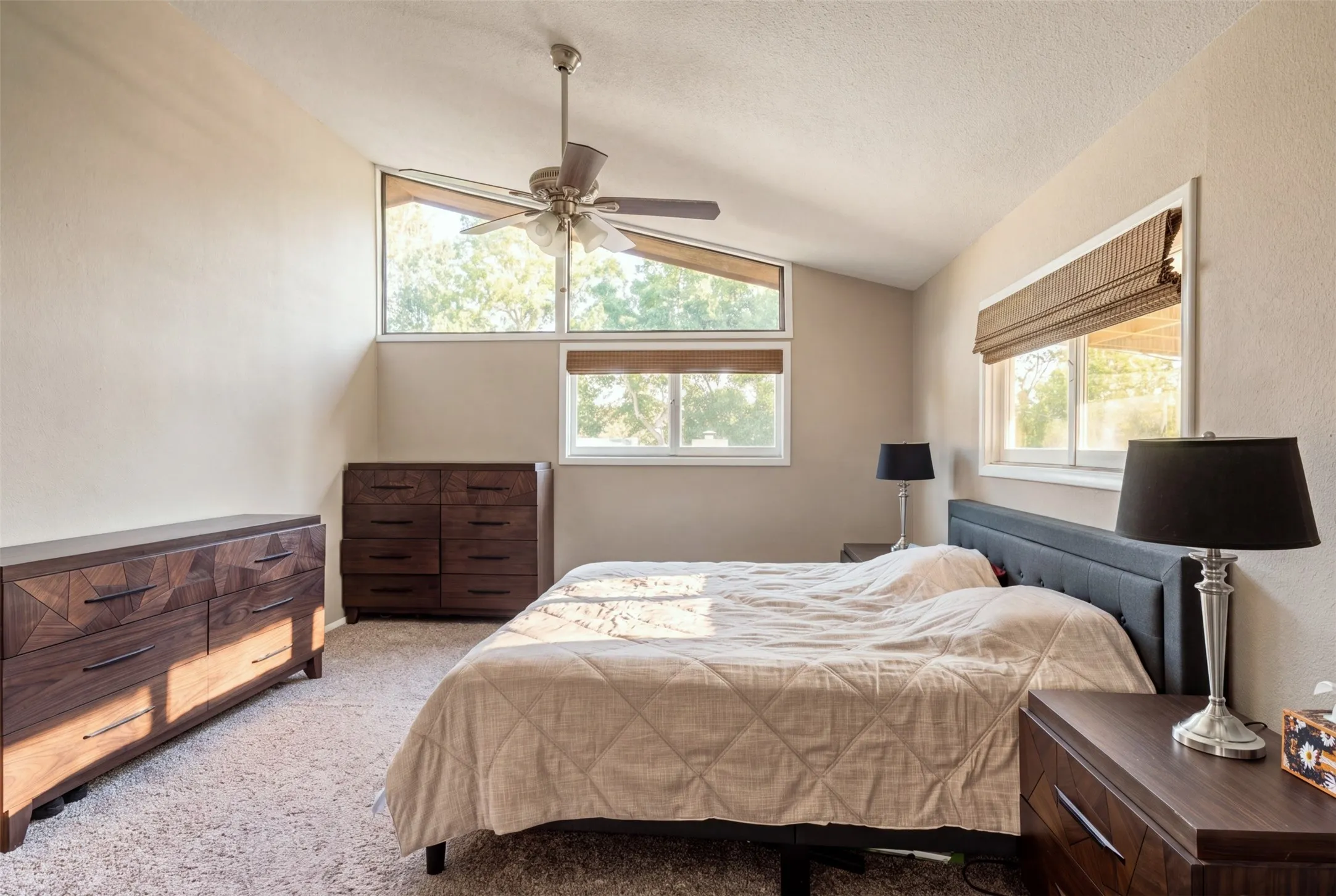 Single Family Residence For Sale in Tarrant County , 2811 Crowley Court, Arlington, Texas 76012, 4 Bedroom, 3 Bathroom, 2 Garage spaces, 2,856 Sqft, built in 1969, mls#21360074, Real Estate Agent in Arlington, Homes For Sale in Tarrant county, Homes For Sale in Arlington, Realtor in Arlington Texas, Real Estate Brokerage Independent Realty Texas, Luminita Cordes Realtor