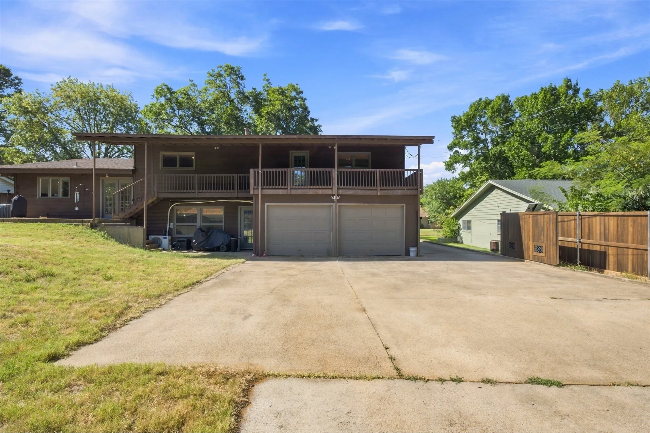 Single Family Residence For Sale in Tarrant County , 2811 Crowley Court, Arlington, Texas 76012, 4 Bedroom, 3 Bathroom, 2 Garage spaces, 2,856 Sqft, built in 1969, mls#21360074, Real Estate Agent in Arlington, Homes For Sale in Tarrant county, Homes For Sale in Arlington, Realtor in Arlington Texas, Real Estate Brokerage Independent Realty Texas, Luminita Cordes Realtor