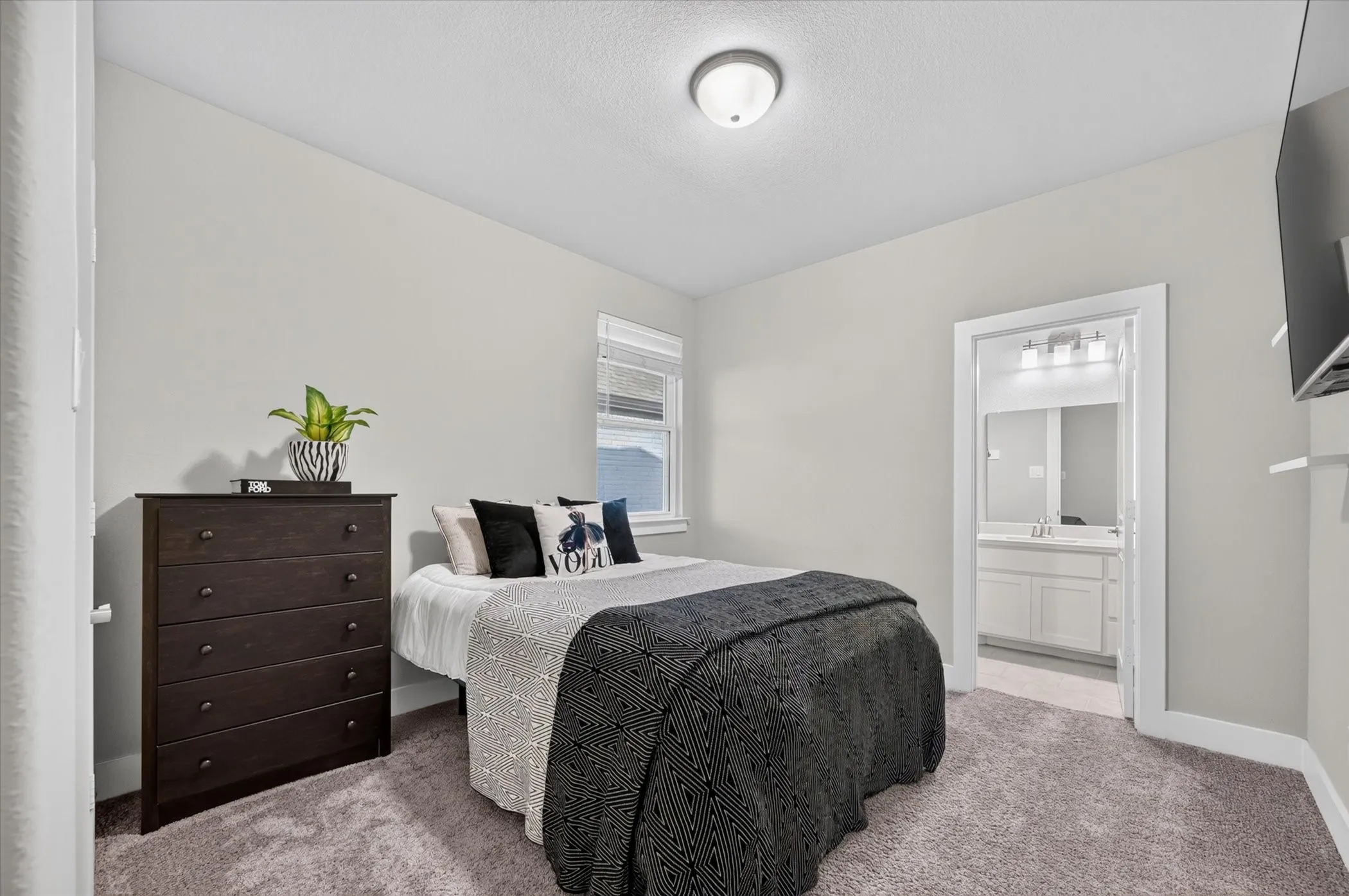 Secondary bedroom