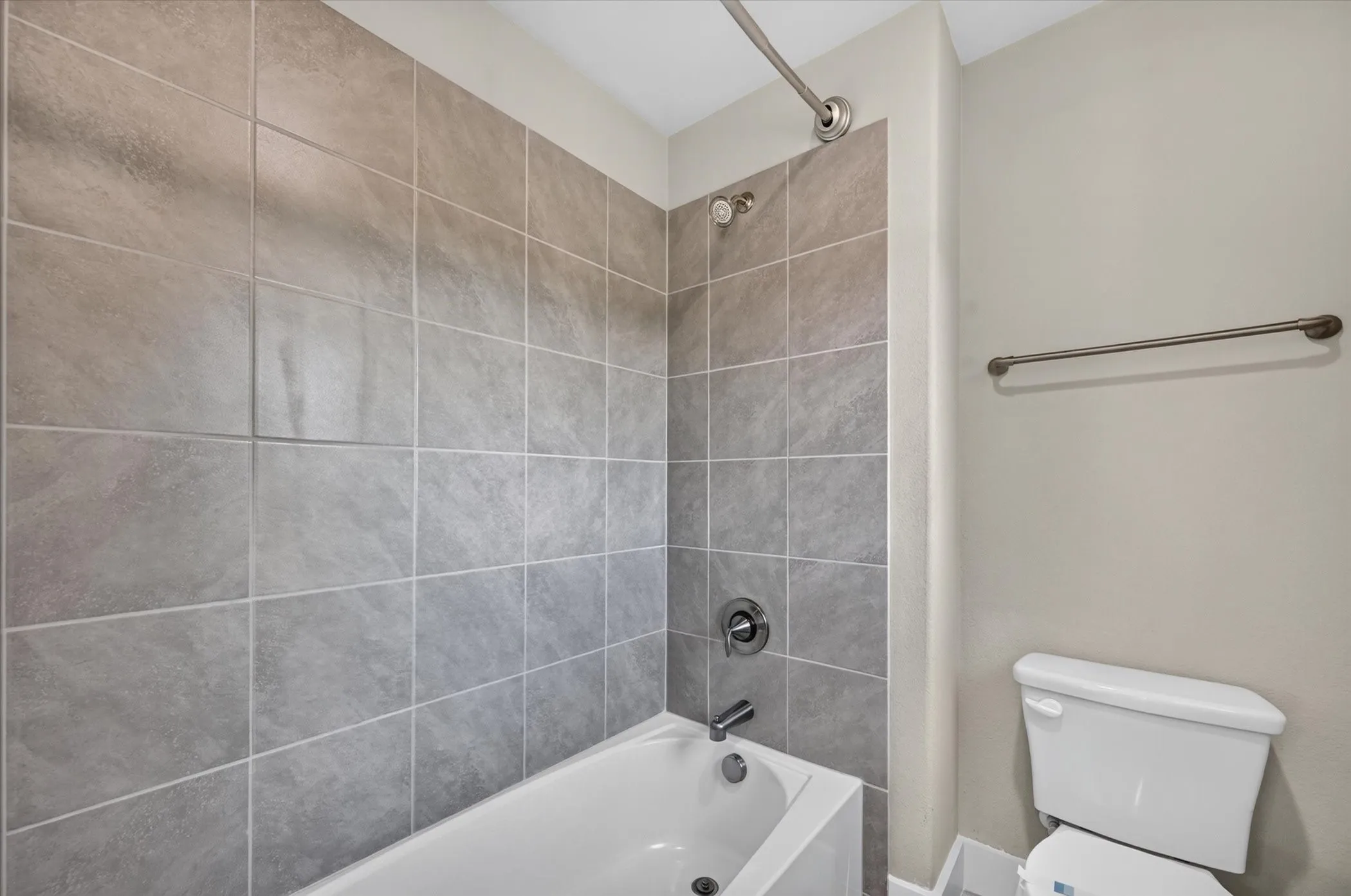 Upstairs ensuite bath
