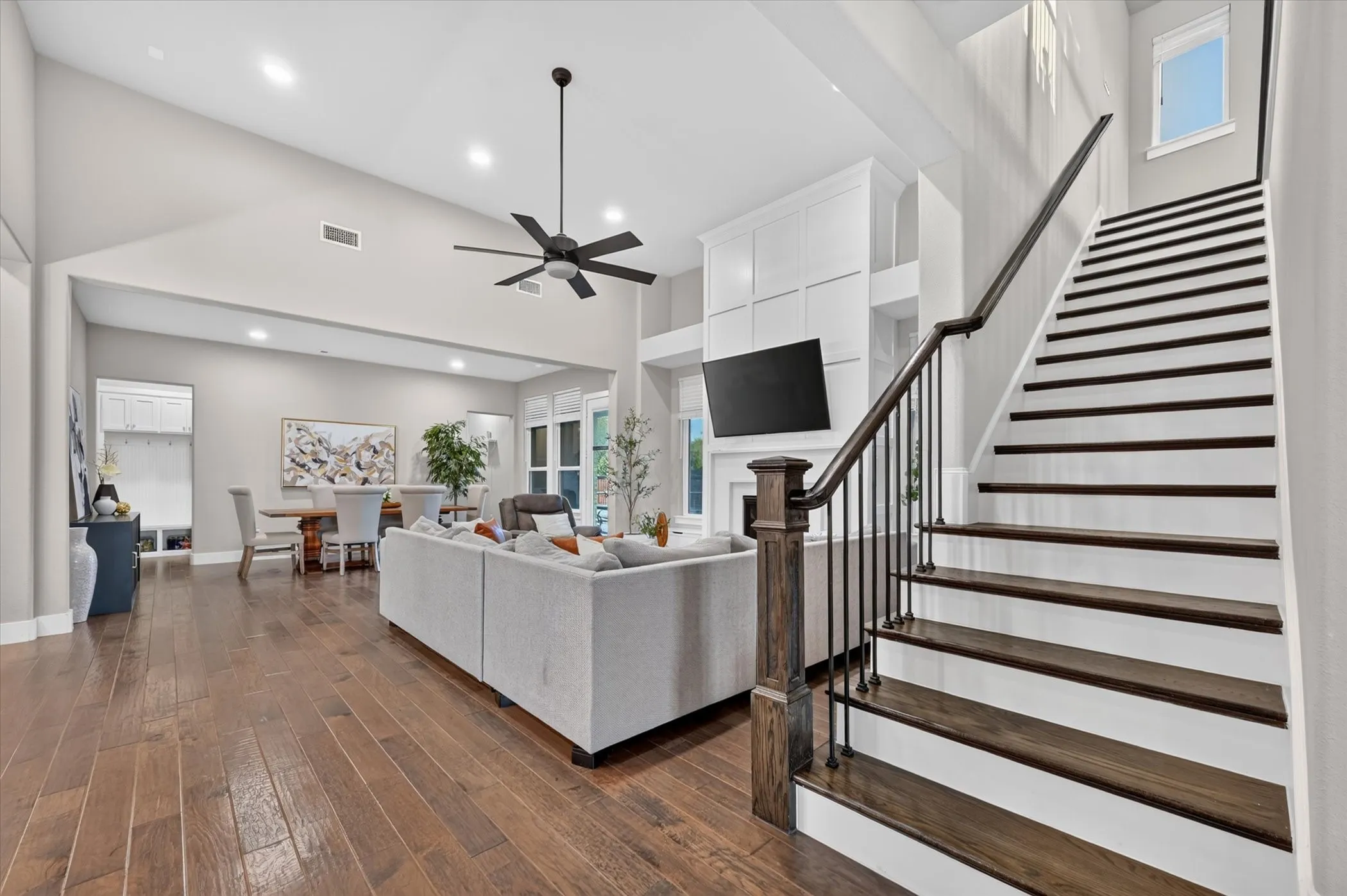 Living room/entry