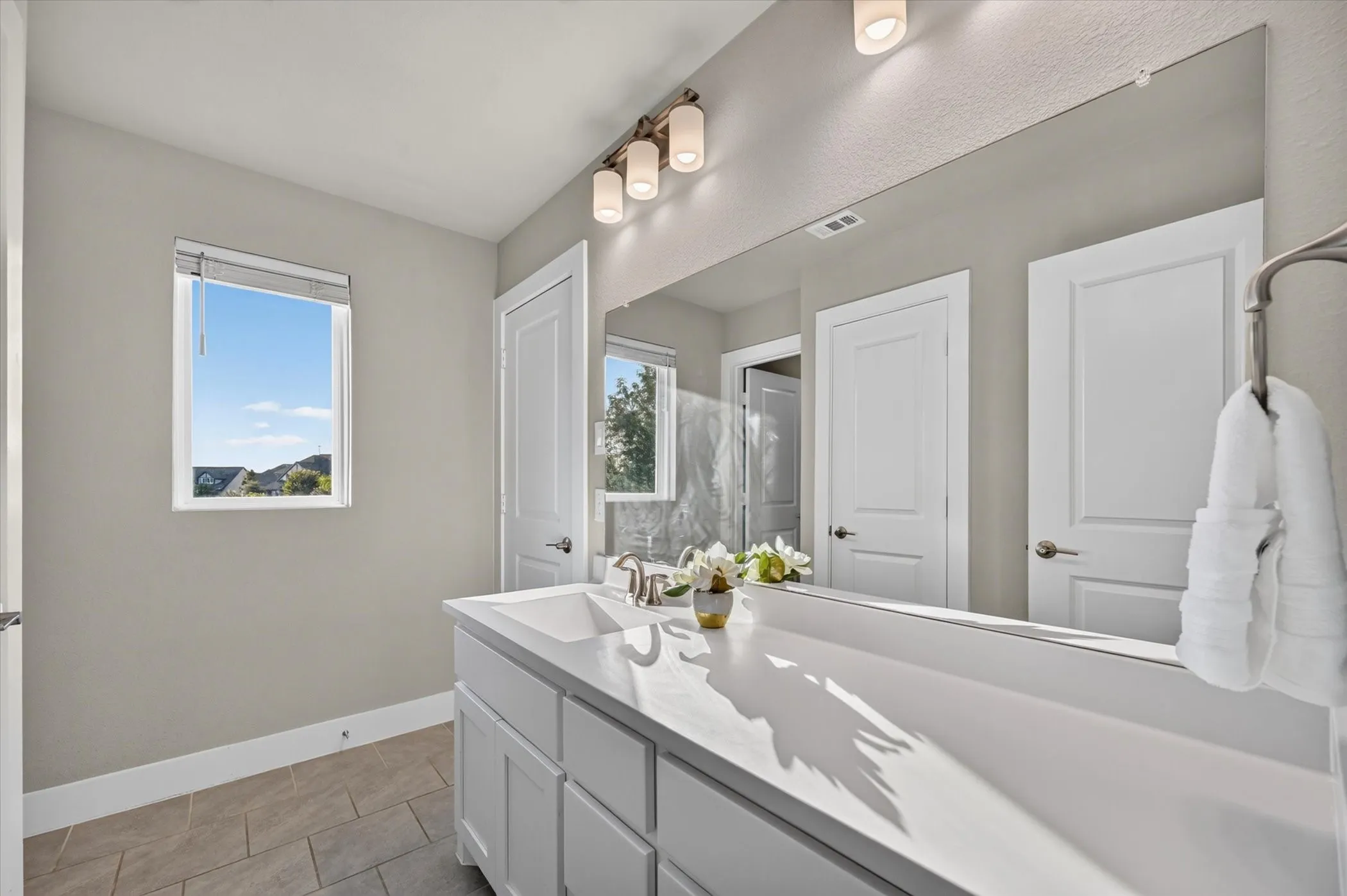 Upstairs ensuite bath