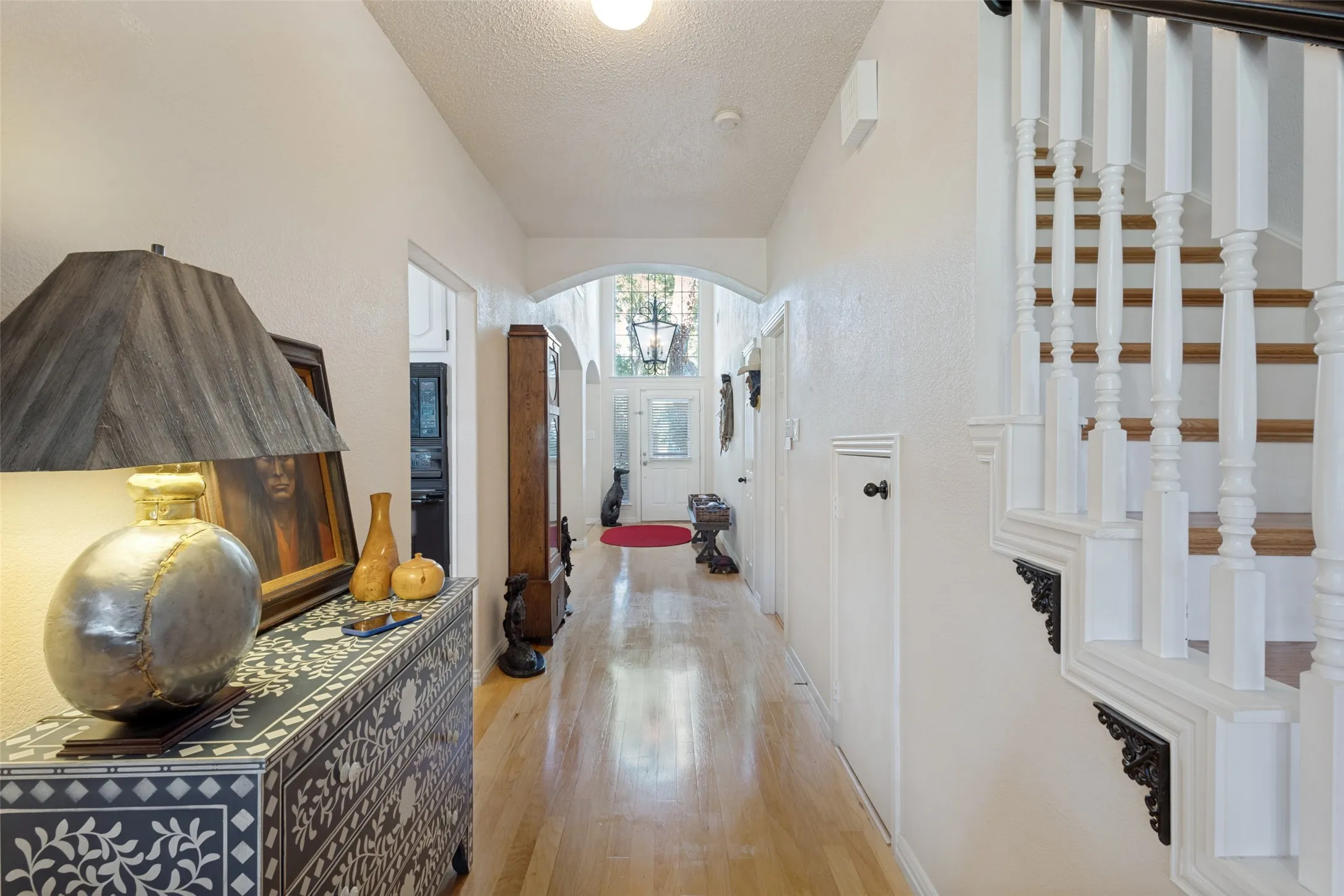 Gallery style foyer, hardwood stairs lead to the 2nd level.