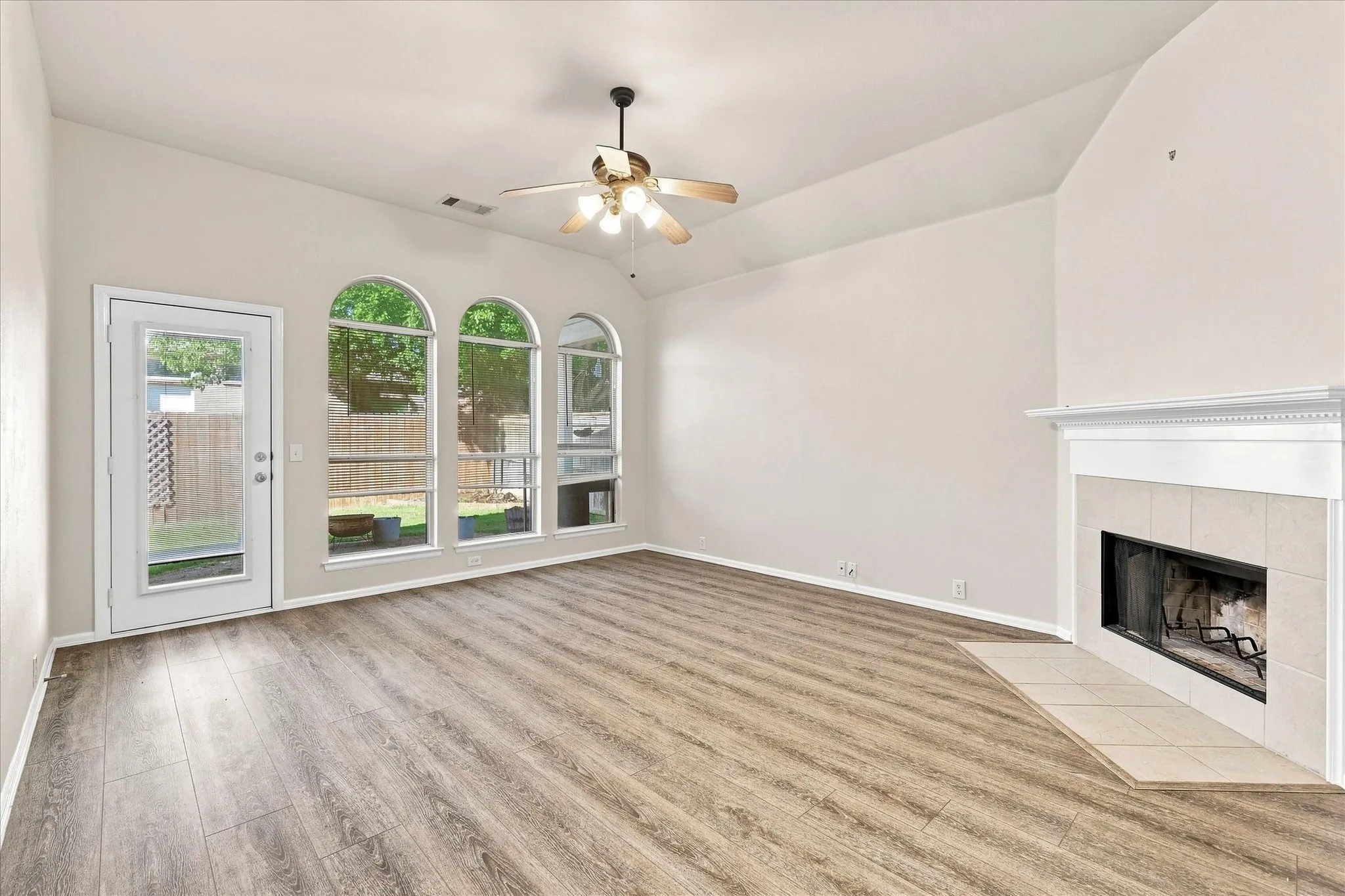 Single Family Residence For Rent in Denton County , 2812 THORNCREEK Lane, Fort Worth, Texas 76177, 3 Bedroom, 2 Bathroom, 2 Garage spaces, 2,006 Sqft, built in 2004, mls#21359141, Real Estate Agent in Fort Worth, Homes For Rent in Denton county, Homes For Rent in Fort Worth, Realtor in Fort Worth Texas, Real Estate Brokerage Independent Realty Texas, Luminita Cordes Realtor