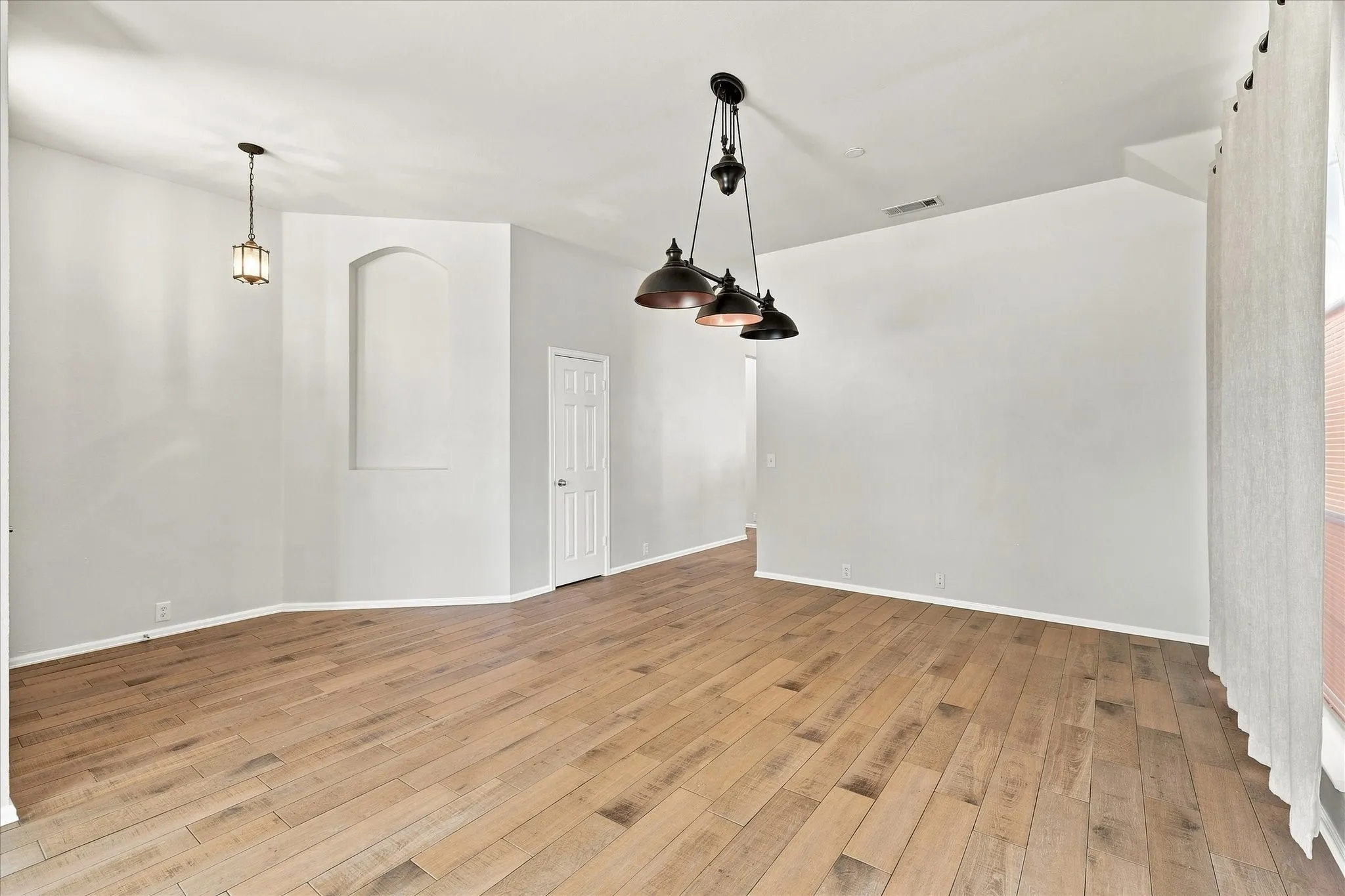 Single Family Residence For Rent in Denton County , 2812 THORNCREEK Lane, Fort Worth, Texas 76177, 3 Bedroom, 2 Bathroom, 2 Garage spaces, 2,006 Sqft, built in 2004, mls#21359141, Real Estate Agent in Fort Worth, Homes For Rent in Denton county, Homes For Rent in Fort Worth, Realtor in Fort Worth Texas, Real Estate Brokerage Independent Realty Texas, Luminita Cordes Realtor