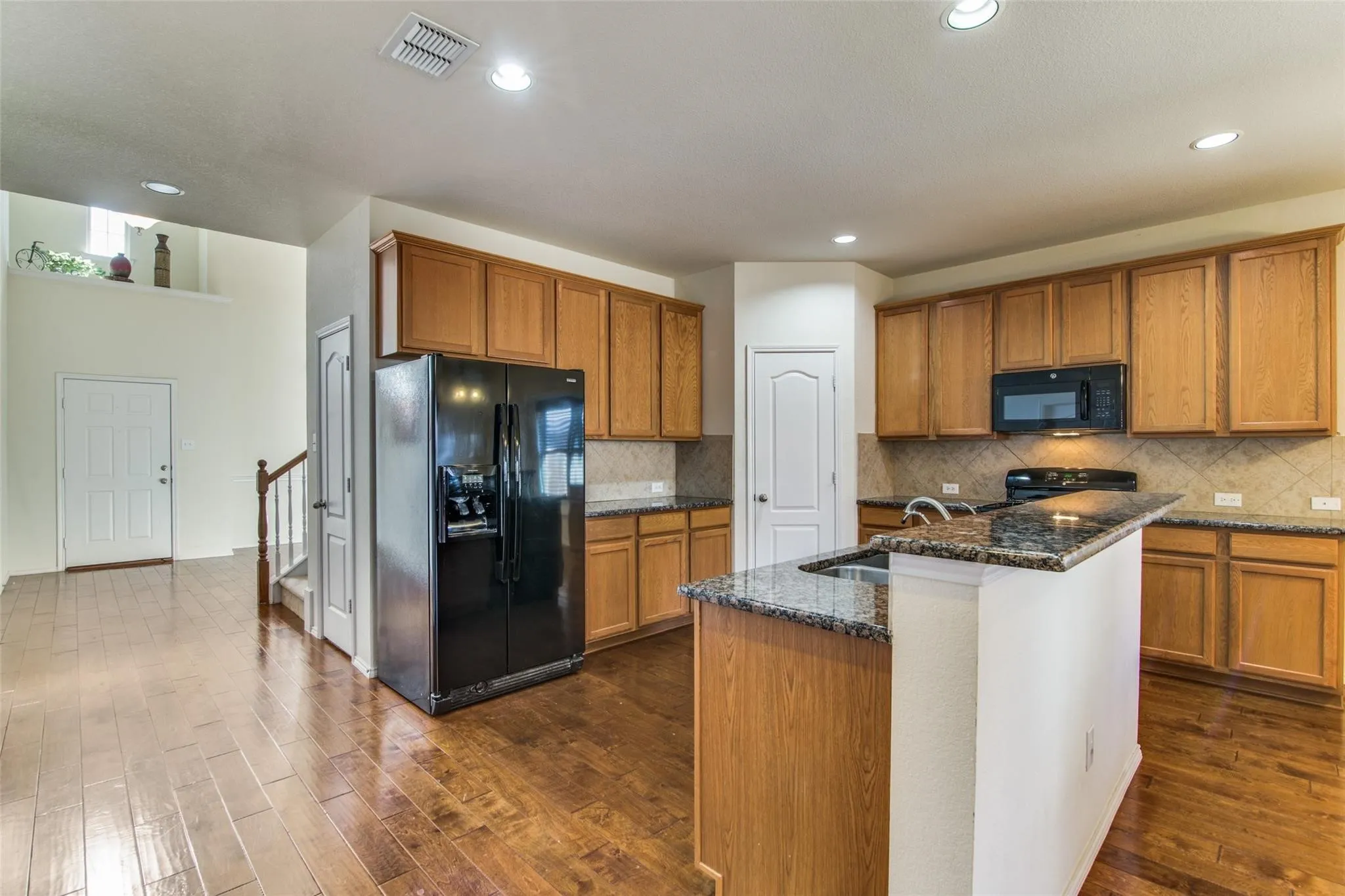 Granite countertops, gas cooktop + refrigerator.