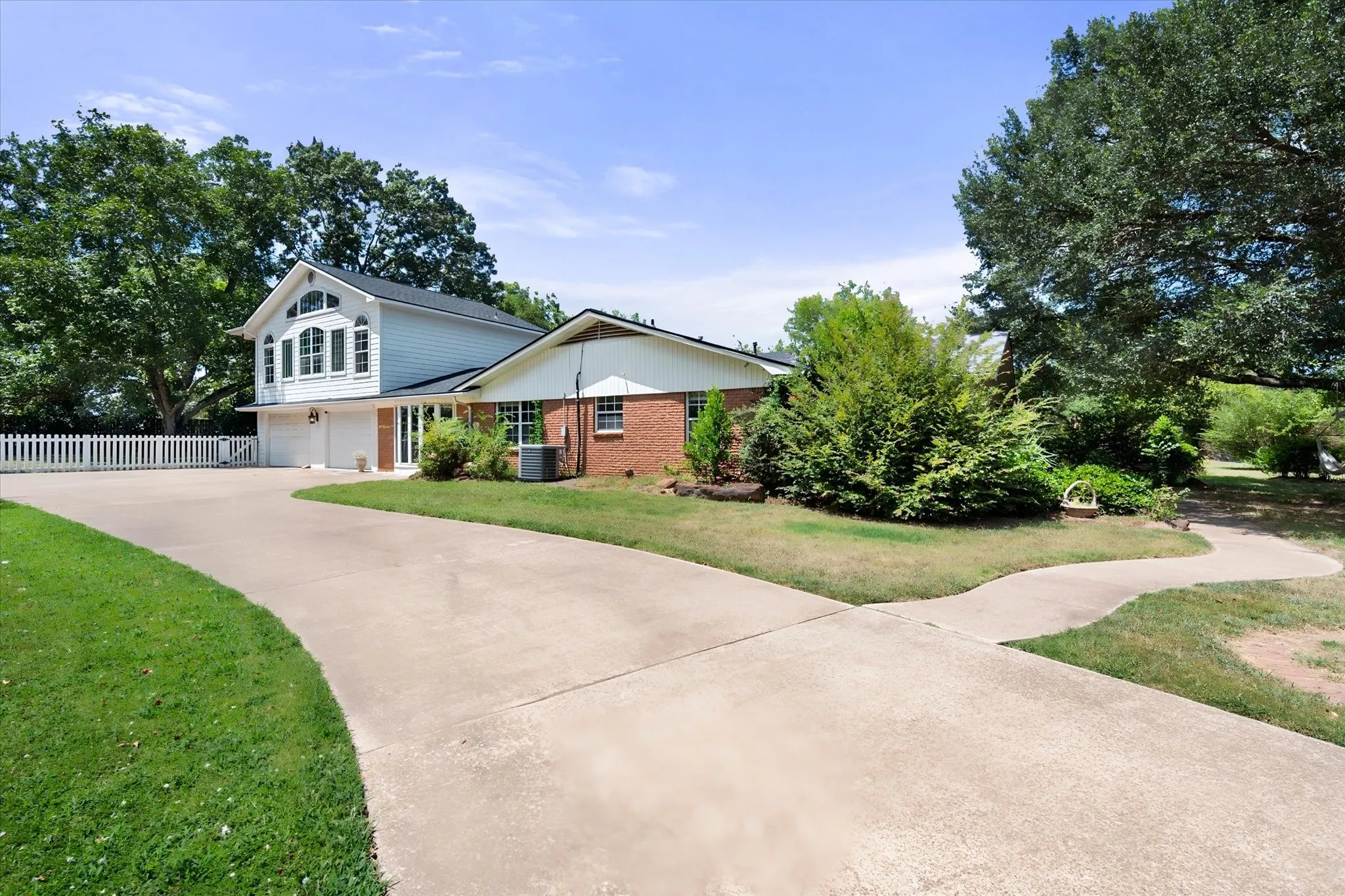 Single Family Residence For Sale in Henderson County , 1814 Robbins Road, Athens, Texas 75751, 3 Bedroom, 3 Bathroom, 2 Garage spaces, 3,092 Sqft, built in 1962, mls#21359942, Real Estate Agent in Athens, Homes For Sale in Henderson county, Homes For Sale in Athens, Realtor in Athens Texas, Real Estate Brokerage Independent Realty Texas, Luminita Cordes Realtor
