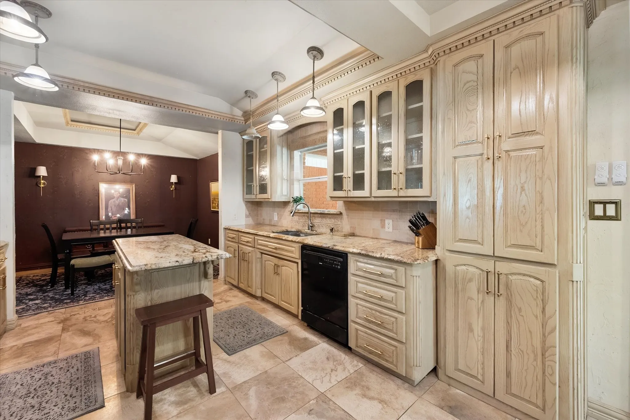 Single Family Residence For Sale in Henderson County , 1814 Robbins Road, Athens, Texas 75751, 3 Bedroom, 3 Bathroom, 2 Garage spaces, 3,092 Sqft, built in 1962, mls#21359942, Real Estate Agent in Athens, Homes For Sale in Henderson county, Homes For Sale in Athens, Realtor in Athens Texas, Real Estate Brokerage Independent Realty Texas, Luminita Cordes Realtor
