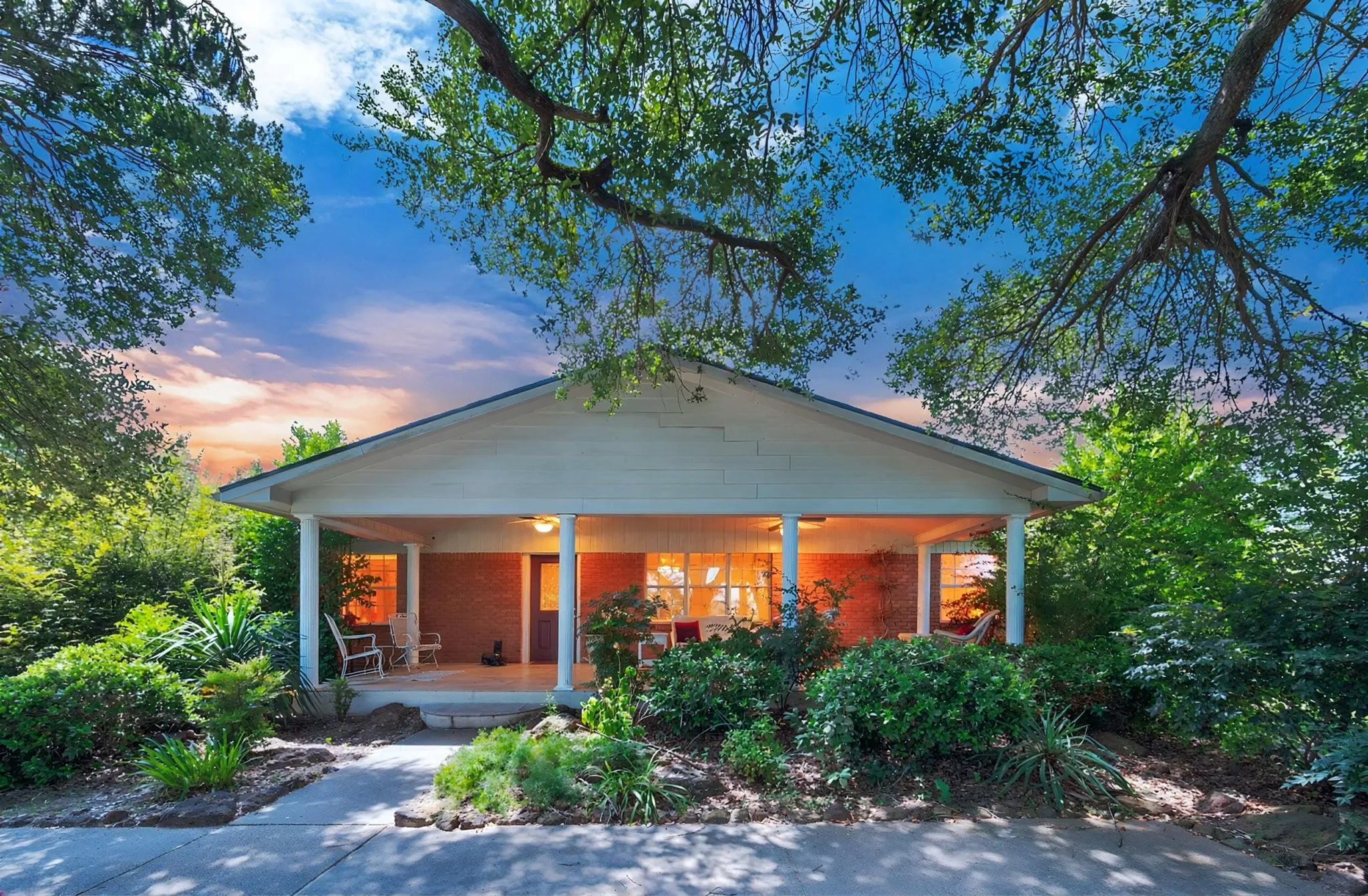 Single Family Residence For Sale in Henderson County , 1814 Robbins Road, Athens, Texas 75751, 3 Bedroom, 3 Bathroom, 2 Garage spaces, 3,092 Sqft, built in 1962, mls#21359942, Real Estate Agent in Athens, Homes For Sale in Henderson county, Homes For Sale in Athens, Realtor in Athens Texas, Real Estate Brokerage Independent Realty Texas, Luminita Cordes Realtor