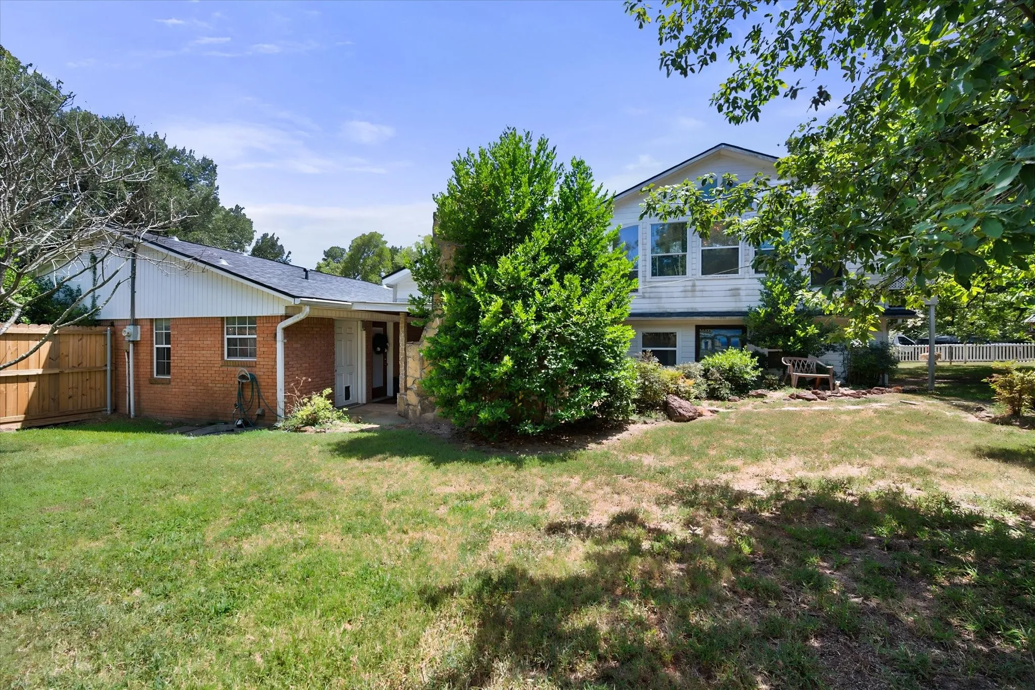 Single Family Residence For Sale in Henderson County , 1814 Robbins Road, Athens, Texas 75751, 3 Bedroom, 3 Bathroom, 2 Garage spaces, 3,092 Sqft, built in 1962, mls#21359942, Real Estate Agent in Athens, Homes For Sale in Henderson county, Homes For Sale in Athens, Realtor in Athens Texas, Real Estate Brokerage Independent Realty Texas, Luminita Cordes Realtor