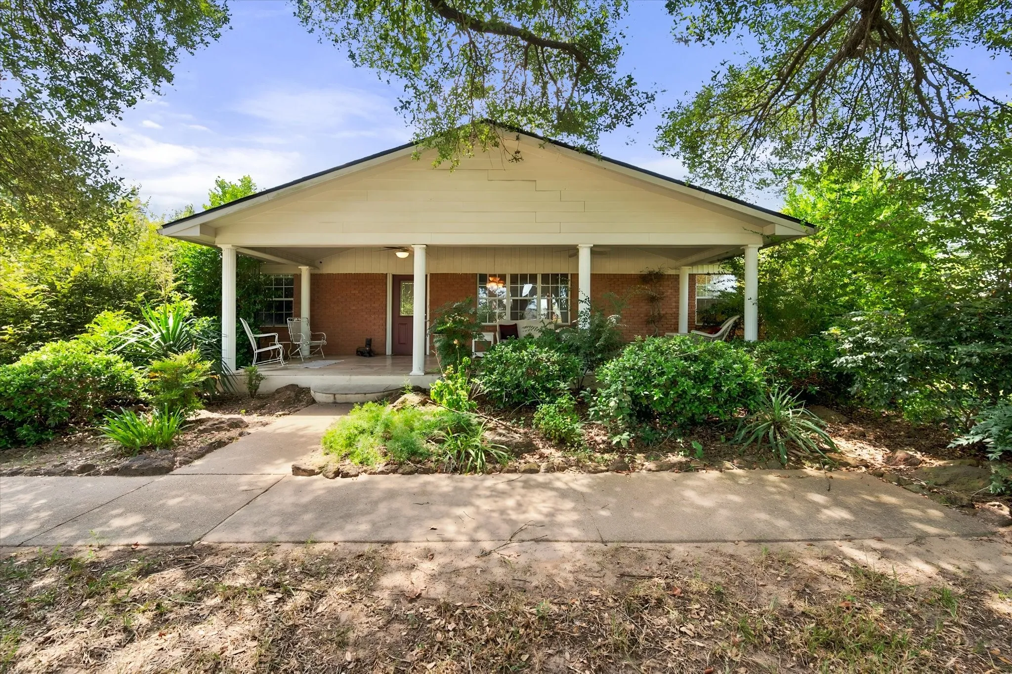 Single Family Residence For Sale in Henderson County , 1814 Robbins Road, Athens, Texas 75751, 3 Bedroom, 3 Bathroom, 2 Garage spaces, 3,092 Sqft, built in 1962, mls#21359942, Real Estate Agent in Athens, Homes For Sale in Henderson county, Homes For Sale in Athens, Realtor in Athens Texas, Real Estate Brokerage Independent Realty Texas, Luminita Cordes Realtor