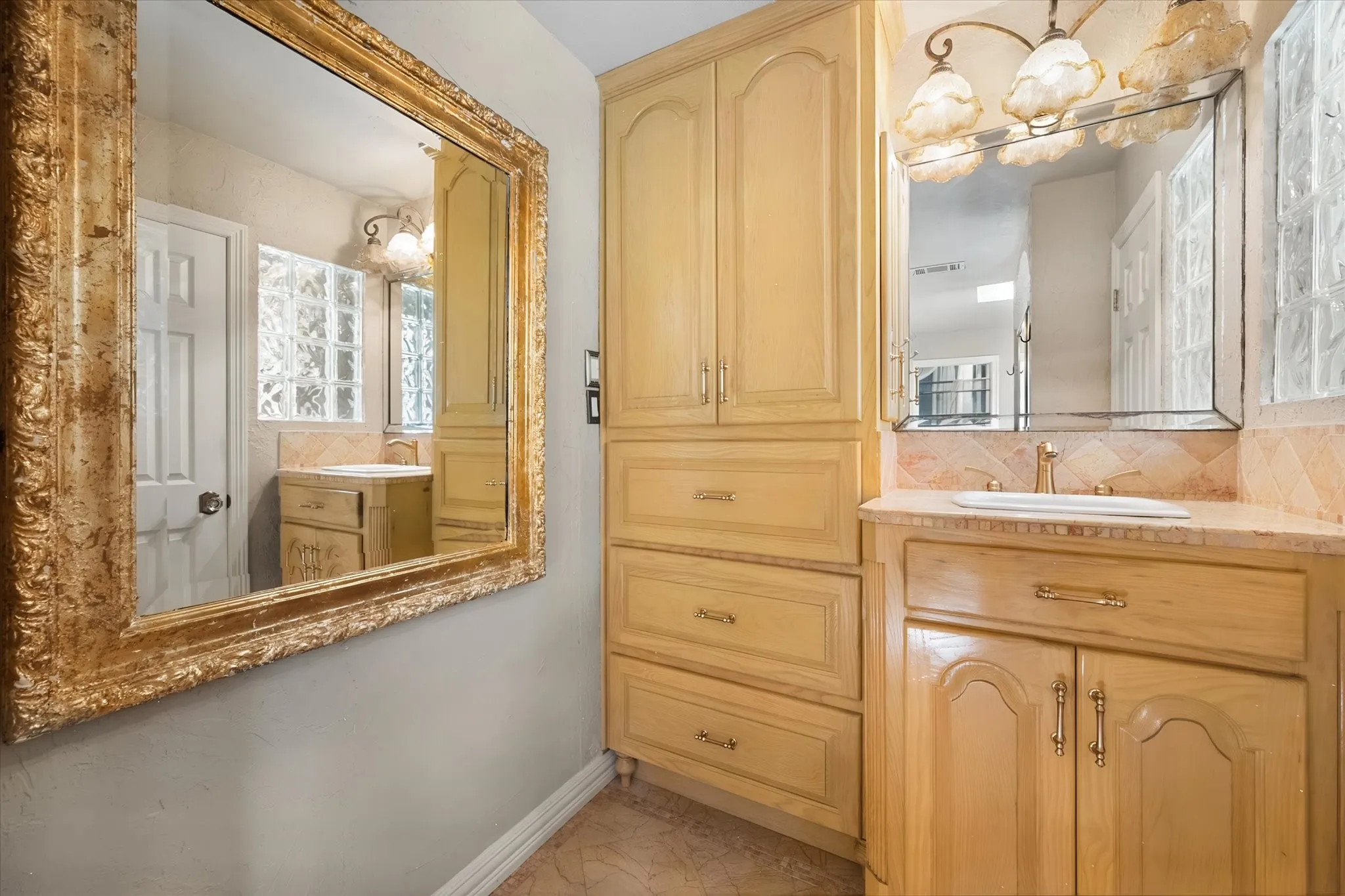 Single Family Residence For Sale in Henderson County , 1814 Robbins Road, Athens, Texas 75751, 3 Bedroom, 3 Bathroom, 2 Garage spaces, 3,092 Sqft, built in 1962, mls#21359942, Real Estate Agent in Athens, Homes For Sale in Henderson county, Homes For Sale in Athens, Realtor in Athens Texas, Real Estate Brokerage Independent Realty Texas, Luminita Cordes Realtor
