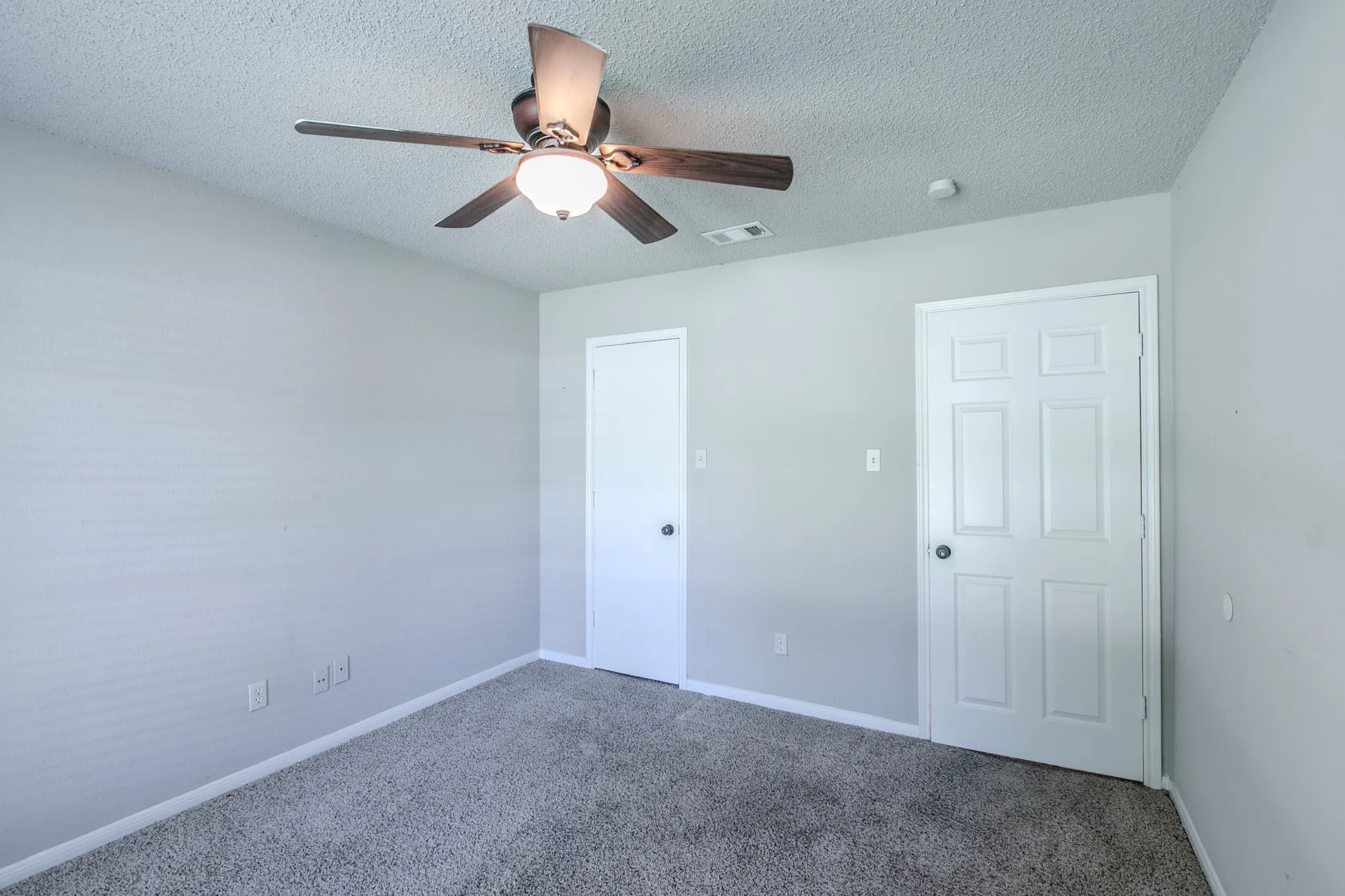 Single Family Residence For Sale in Tarrant County , 2759 Wentworth Drive, Grand Prairie, Texas 75052, 3 Bedroom, 2 Bathroom, 2 Garage spaces, 1,725 Sqft, built in 1985, mls#21360554, Real Estate Agent in Grand Prairie, Homes For Sale in Tarrant county, Homes For Sale in Grand Prairie, Realtor in Grand Prairie Texas, Real Estate Brokerage Independent Realty Texas, Luminita Cordes Realtor
