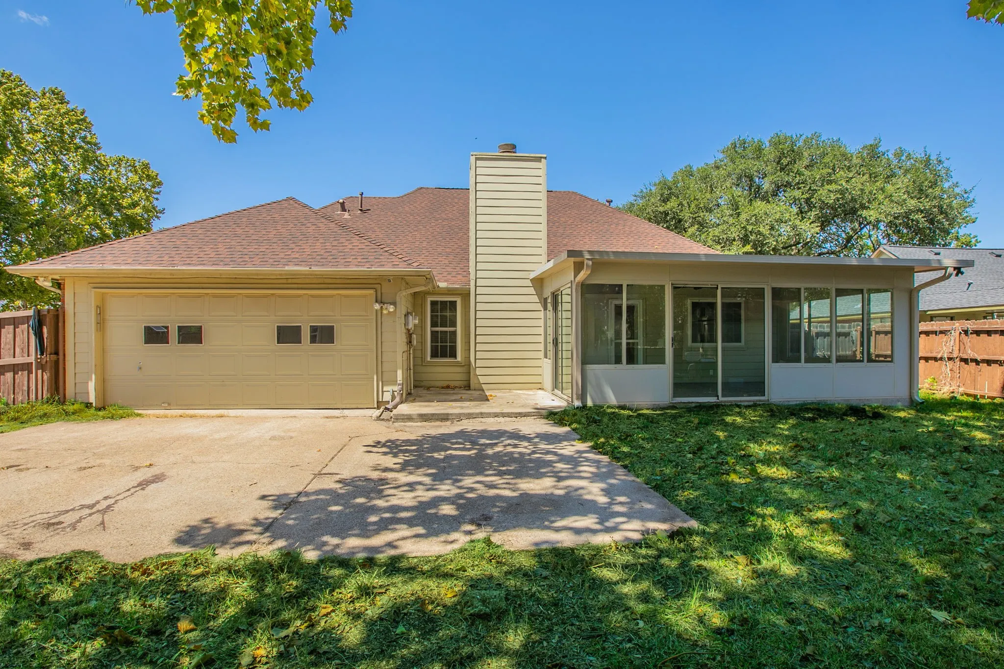 Single Family Residence For Sale in Tarrant County , 2759 Wentworth Drive, Grand Prairie, Texas 75052, 3 Bedroom, 2 Bathroom, 2 Garage spaces, 1,725 Sqft, built in 1985, mls#21360554, Real Estate Agent in Grand Prairie, Homes For Sale in Tarrant county, Homes For Sale in Grand Prairie, Realtor in Grand Prairie Texas, Real Estate Brokerage Independent Realty Texas, Luminita Cordes Realtor