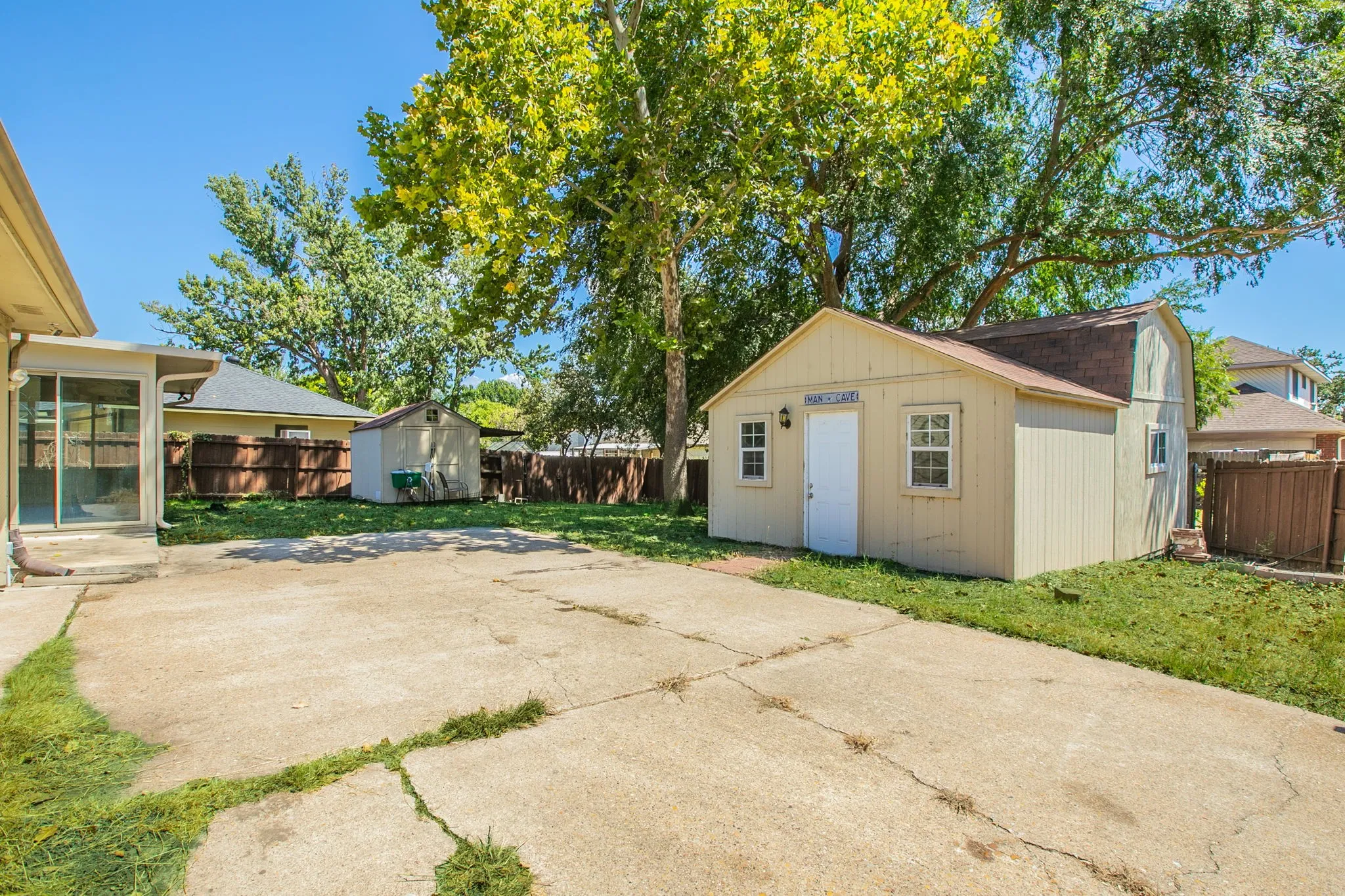 Single Family Residence For Sale in Tarrant County , 2759 Wentworth Drive, Grand Prairie, Texas 75052, 3 Bedroom, 2 Bathroom, 2 Garage spaces, 1,725 Sqft, built in 1985, mls#21360554, Real Estate Agent in Grand Prairie, Homes For Sale in Tarrant county, Homes For Sale in Grand Prairie, Realtor in Grand Prairie Texas, Real Estate Brokerage Independent Realty Texas, Luminita Cordes Realtor