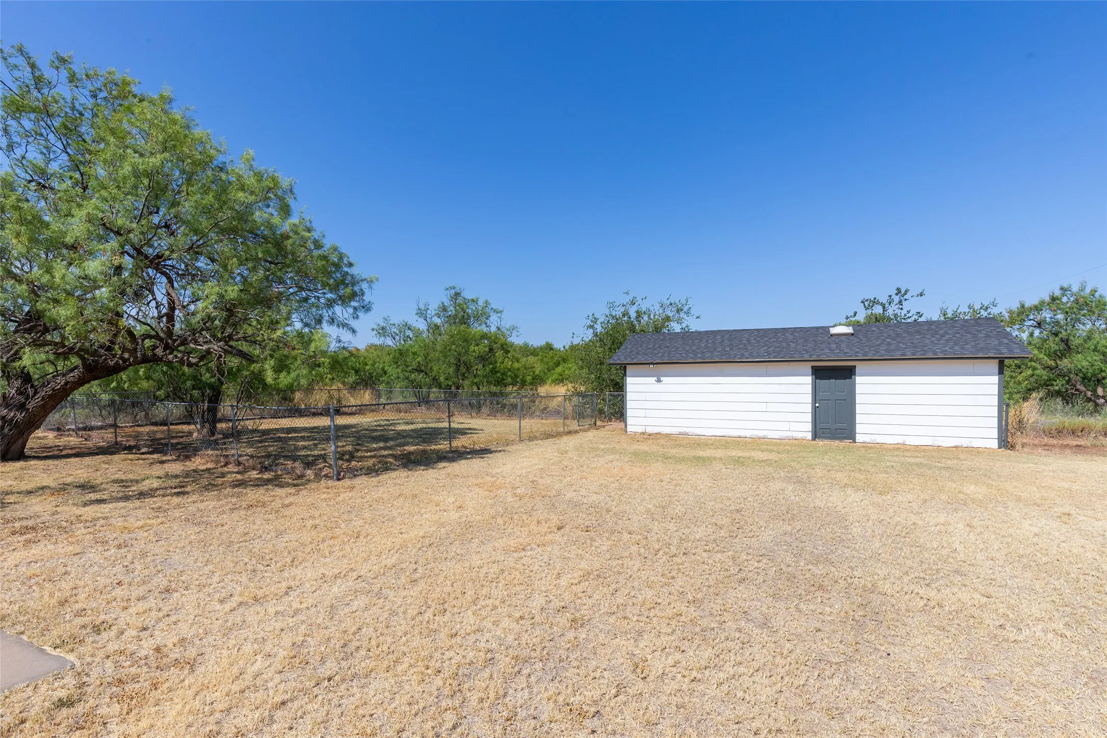 Single Family Residence For Sale in Jones County , 902 Avenue O, Anson, Texas 79501, 3 Bedroom, 3 Bathroom, 2 Garage spaces, 2,519 Sqft, built in 1976, mls#21359912, Real Estate Agent in Anson, Homes For Sale in Jones county, Homes For Sale in Anson, Realtor in Anson Texas, Real Estate Brokerage Independent Realty Texas, Luminita Cordes Realtor