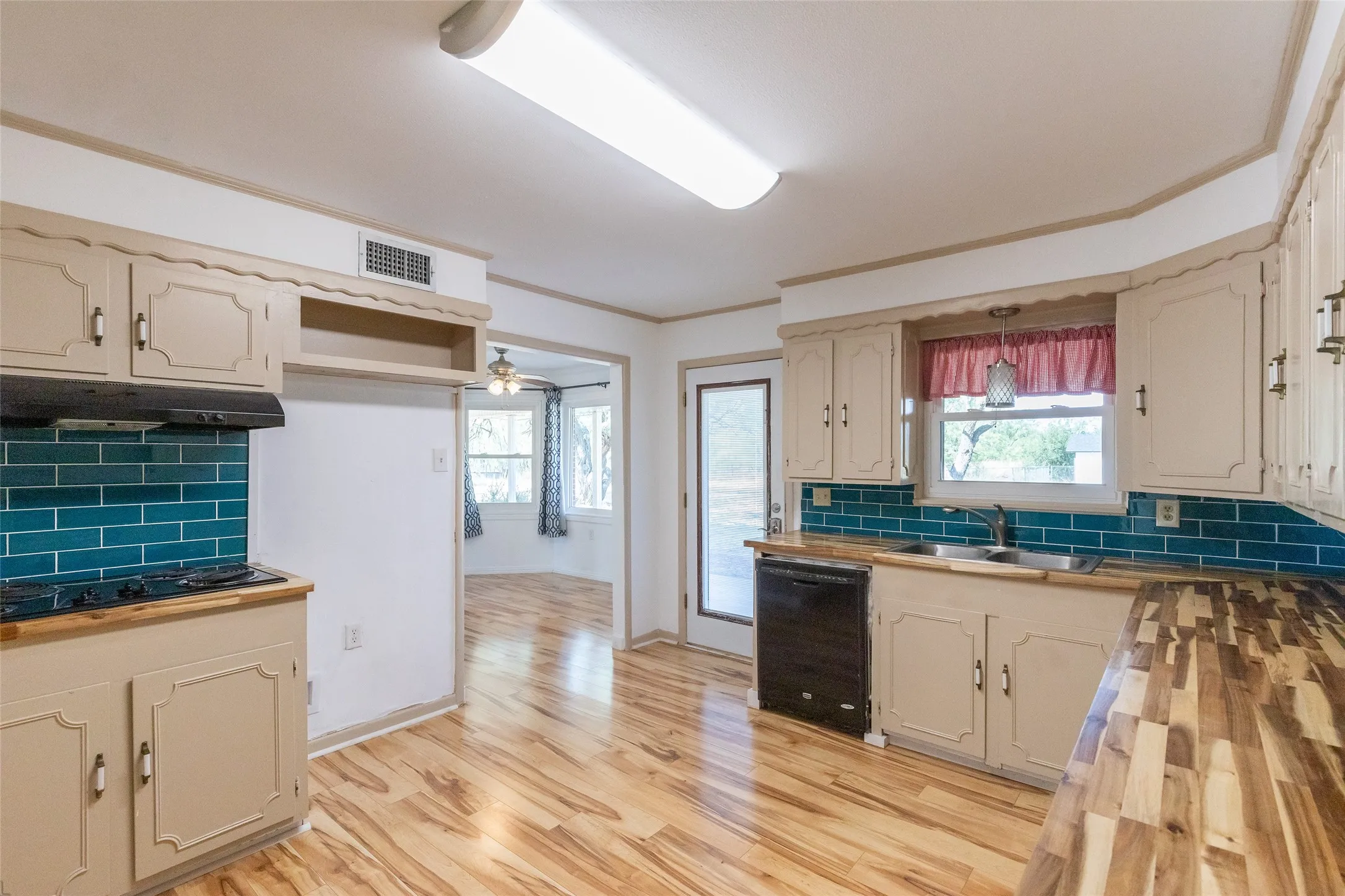 Single Family Residence For Sale in Jones County , 902 Avenue O, Anson, Texas 79501, 3 Bedroom, 3 Bathroom, 2 Garage spaces, 2,519 Sqft, built in 1976, mls#21359912, Real Estate Agent in Anson, Homes For Sale in Jones county, Homes For Sale in Anson, Realtor in Anson Texas, Real Estate Brokerage Independent Realty Texas, Luminita Cordes Realtor