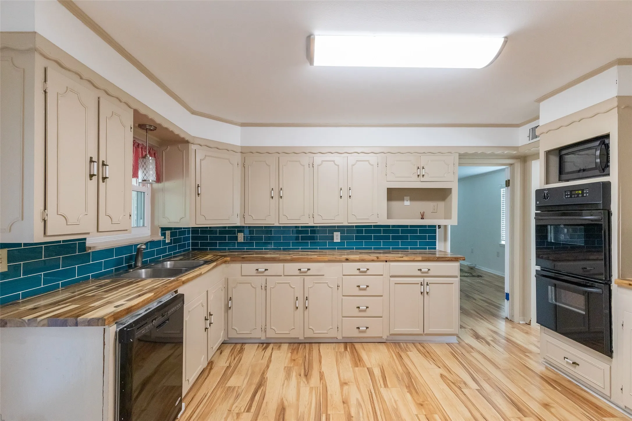 Single Family Residence For Sale in Jones County , 902 Avenue O, Anson, Texas 79501, 3 Bedroom, 3 Bathroom, 2 Garage spaces, 2,519 Sqft, built in 1976, mls#21359912, Real Estate Agent in Anson, Homes For Sale in Jones county, Homes For Sale in Anson, Realtor in Anson Texas, Real Estate Brokerage Independent Realty Texas, Luminita Cordes Realtor