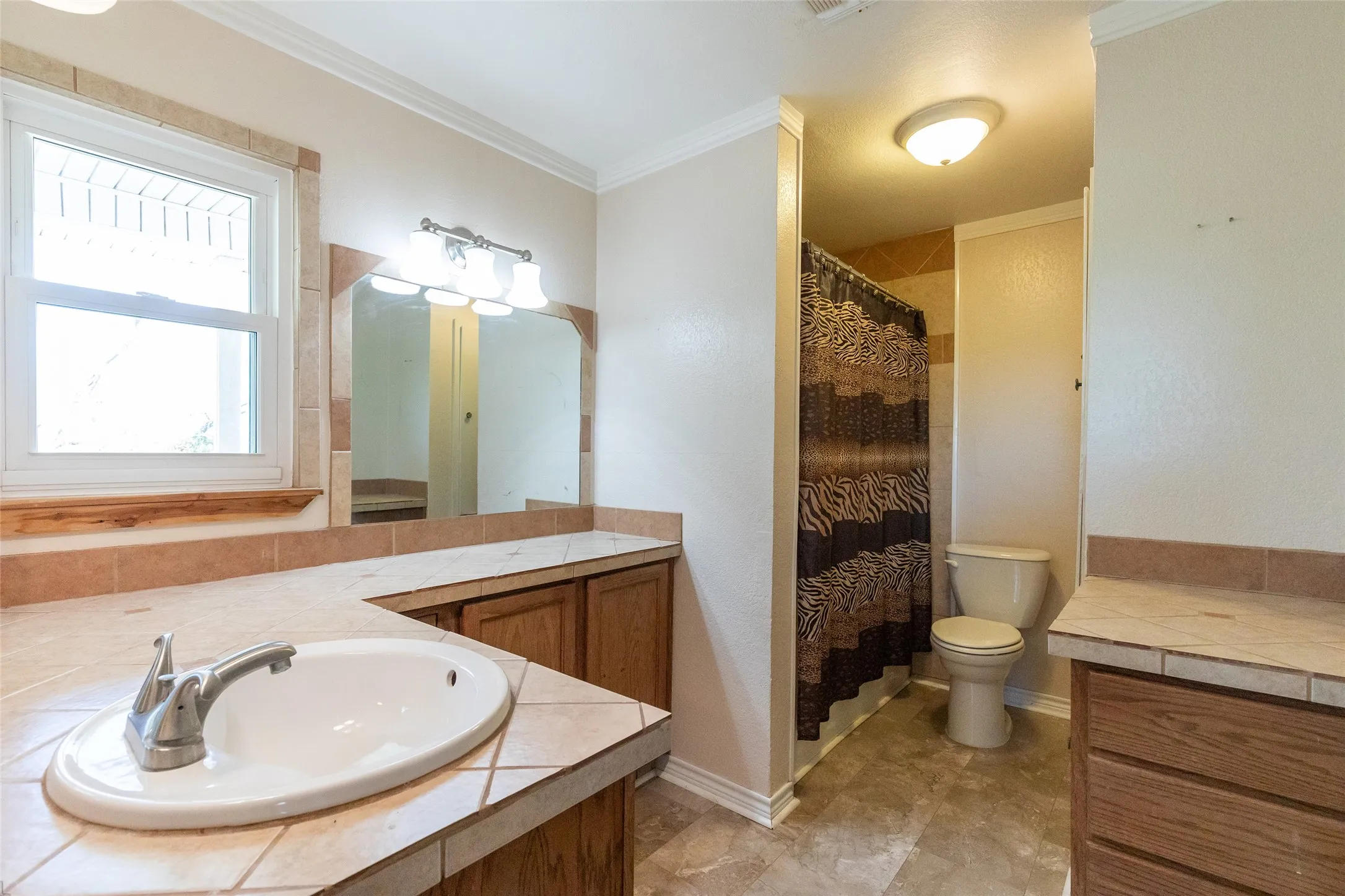 Single Family Residence For Sale in Jones County , 902 Avenue O, Anson, Texas 79501, 3 Bedroom, 3 Bathroom, 2 Garage spaces, 2,519 Sqft, built in 1976, mls#21359912, Real Estate Agent in Anson, Homes For Sale in Jones county, Homes For Sale in Anson, Realtor in Anson Texas, Real Estate Brokerage Independent Realty Texas, Luminita Cordes Realtor