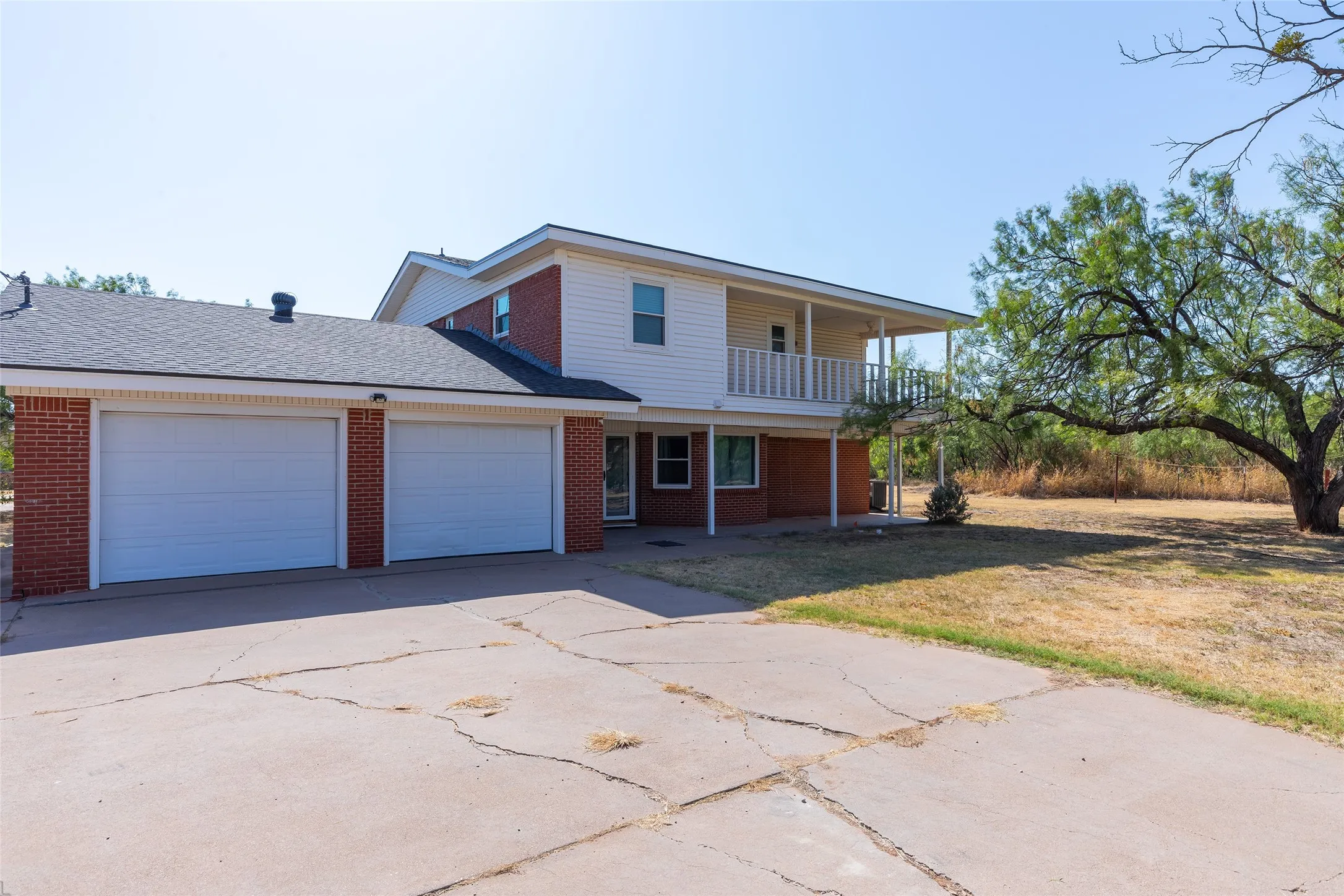 Single Family Residence For Sale in Jones County , 902 Avenue O, Anson, Texas 79501, 3 Bedroom, 3 Bathroom, 2 Garage spaces, 2,519 Sqft, built in 1976, mls#21359912, Real Estate Agent in Anson, Homes For Sale in Jones county, Homes For Sale in Anson, Realtor in Anson Texas, Real Estate Brokerage Independent Realty Texas, Luminita Cordes Realtor