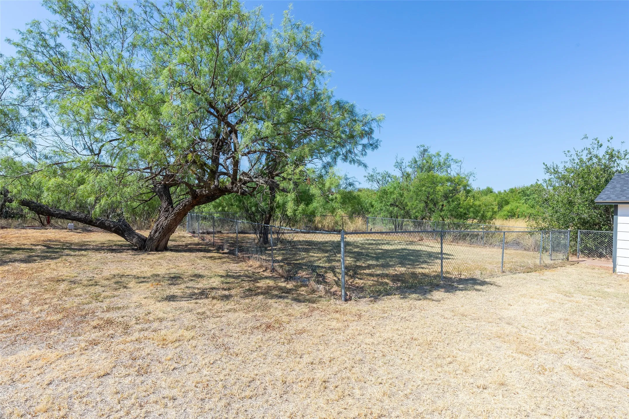 Single Family Residence For Sale in Jones County , 902 Avenue O, Anson, Texas 79501, 3 Bedroom, 3 Bathroom, 2 Garage spaces, 2,519 Sqft, built in 1976, mls#21359912, Real Estate Agent in Anson, Homes For Sale in Jones county, Homes For Sale in Anson, Realtor in Anson Texas, Real Estate Brokerage Independent Realty Texas, Luminita Cordes Realtor