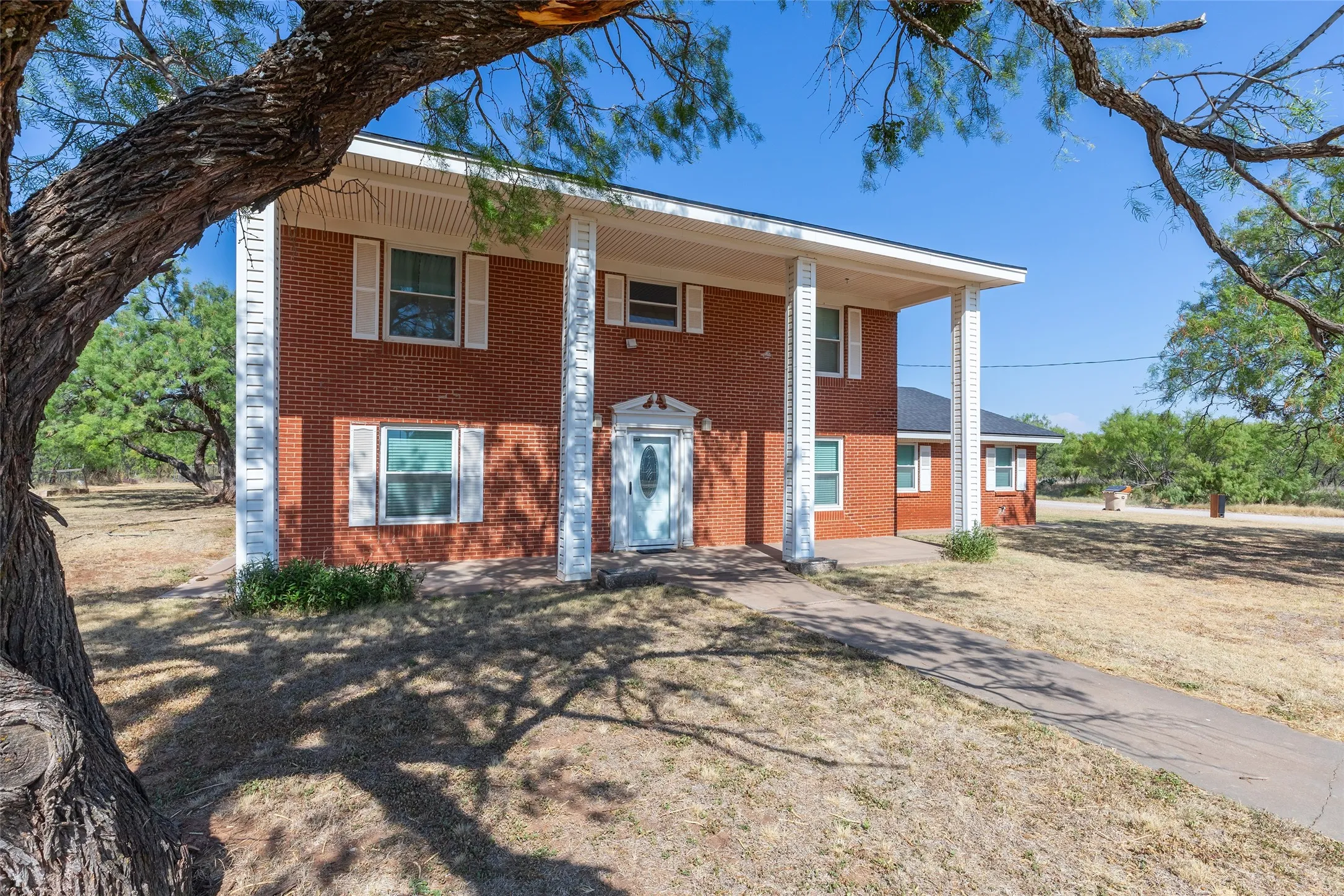 Single Family Residence For Sale in Jones County , 902 Avenue O, Anson, Texas 79501, 3 Bedroom, 3 Bathroom, 2 Garage spaces, 2,519 Sqft, built in 1976, mls#21359912, Real Estate Agent in Anson, Homes For Sale in Jones county, Homes For Sale in Anson, Realtor in Anson Texas, Real Estate Brokerage Independent Realty Texas, Luminita Cordes Realtor