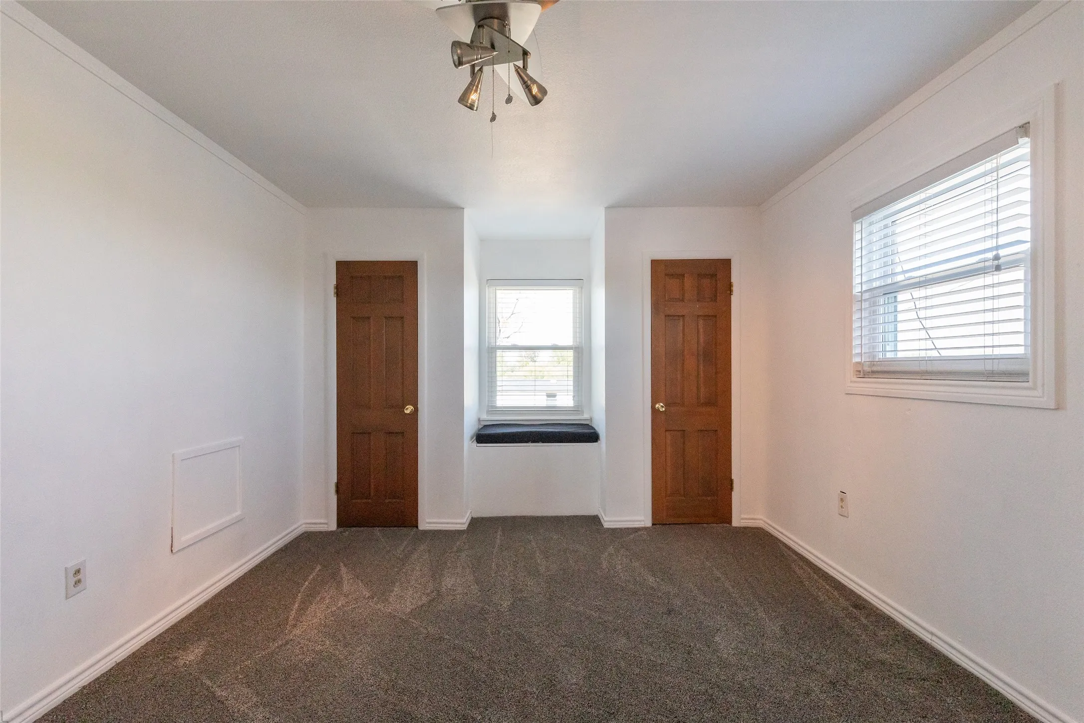Single Family Residence For Sale in Jones County , 902 Avenue O, Anson, Texas 79501, 3 Bedroom, 3 Bathroom, 2 Garage spaces, 2,519 Sqft, built in 1976, mls#21359912, Real Estate Agent in Anson, Homes For Sale in Jones county, Homes For Sale in Anson, Realtor in Anson Texas, Real Estate Brokerage Independent Realty Texas, Luminita Cordes Realtor