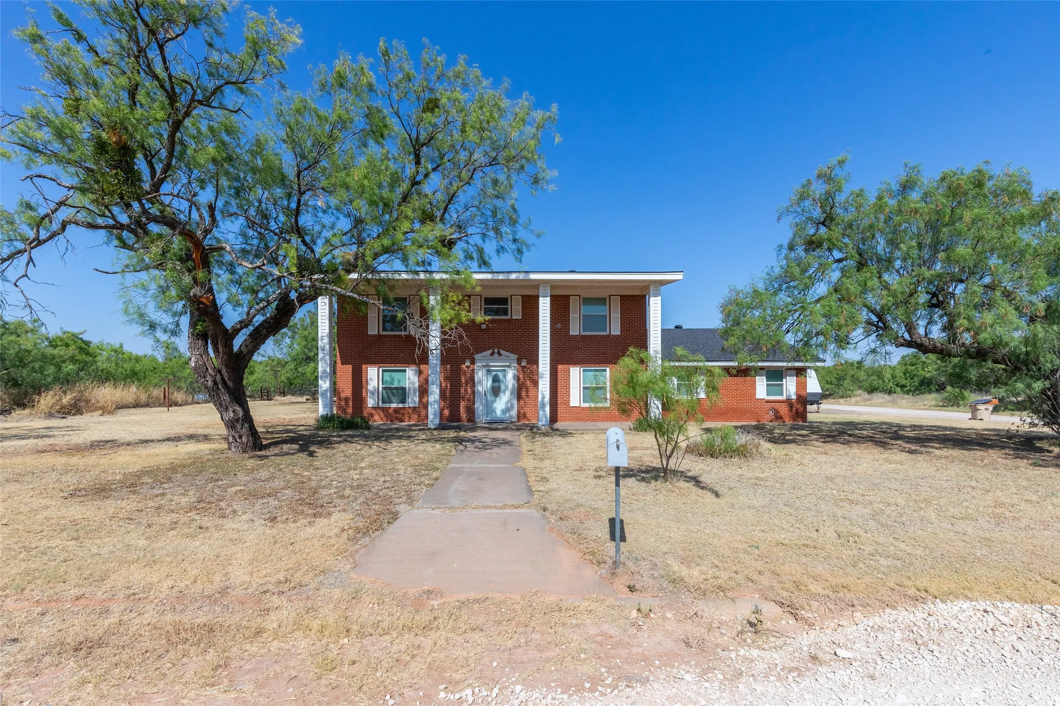 Single Family Residence For Sale in Jones County , 902 Avenue O, Anson, Texas 79501, 3 Bedroom, 3 Bathroom, 2 Garage spaces, 2,519 Sqft, built in 1976, mls#21359912, Real Estate Agent in Anson, Homes For Sale in Jones county, Homes For Sale in Anson, Realtor in Anson Texas, Real Estate Brokerage Independent Realty Texas, Luminita Cordes Realtor