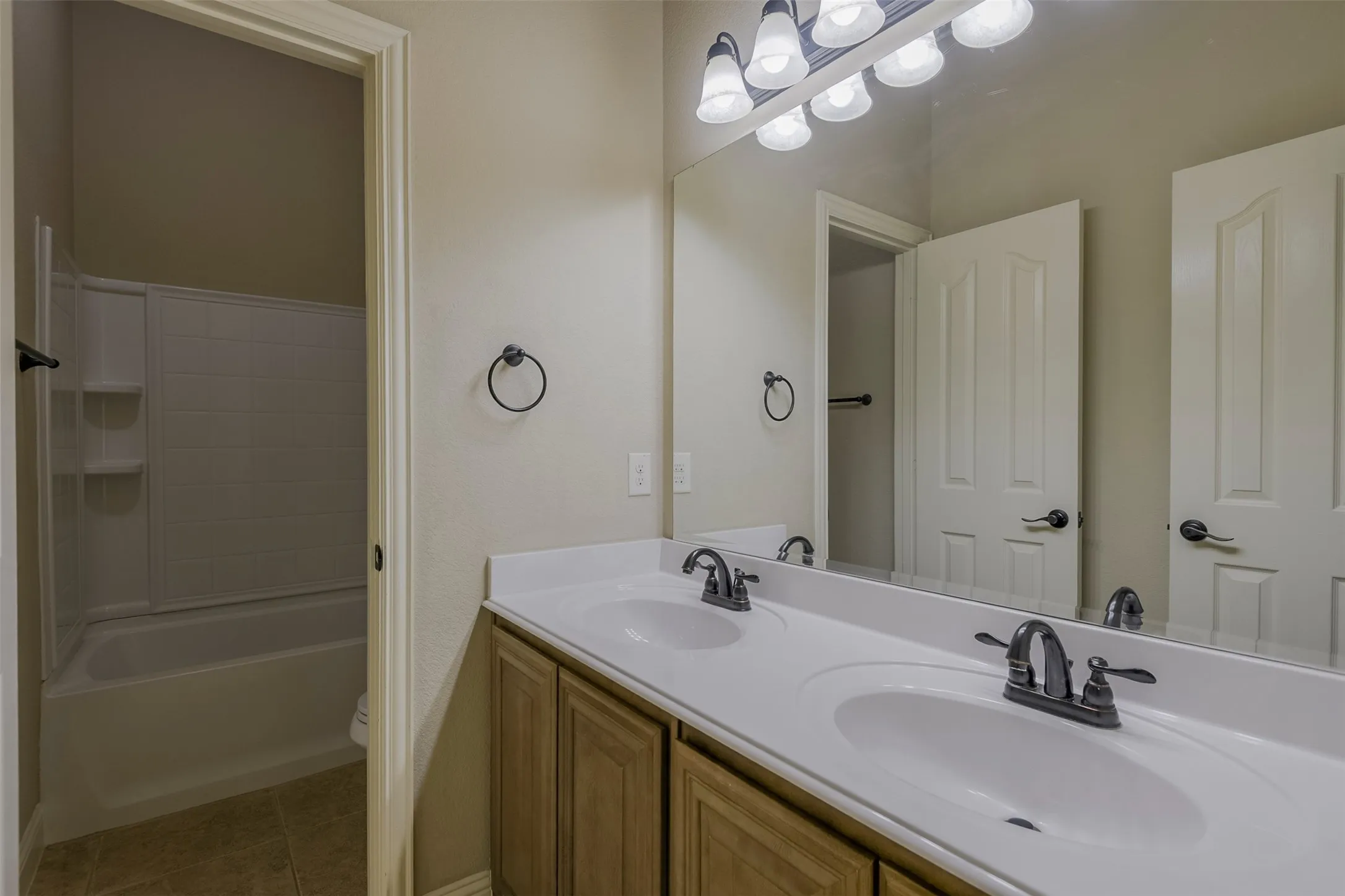 Single Family Residence For Sale in Ellis County , 905 Mill Pond Drive, Midlothian, Texas 76065, 4 Bedroom, 2 Bathroom, 2 Garage spaces, 2,318 Sqft, built in 2014, mls#21358904, Real Estate Agent in Midlothian, Homes For Sale in Ellis county, Homes For Sale in Midlothian, Realtor in Midlothian Texas, Real Estate Brokerage Independent Realty Texas, Luminita Cordes Realtor
