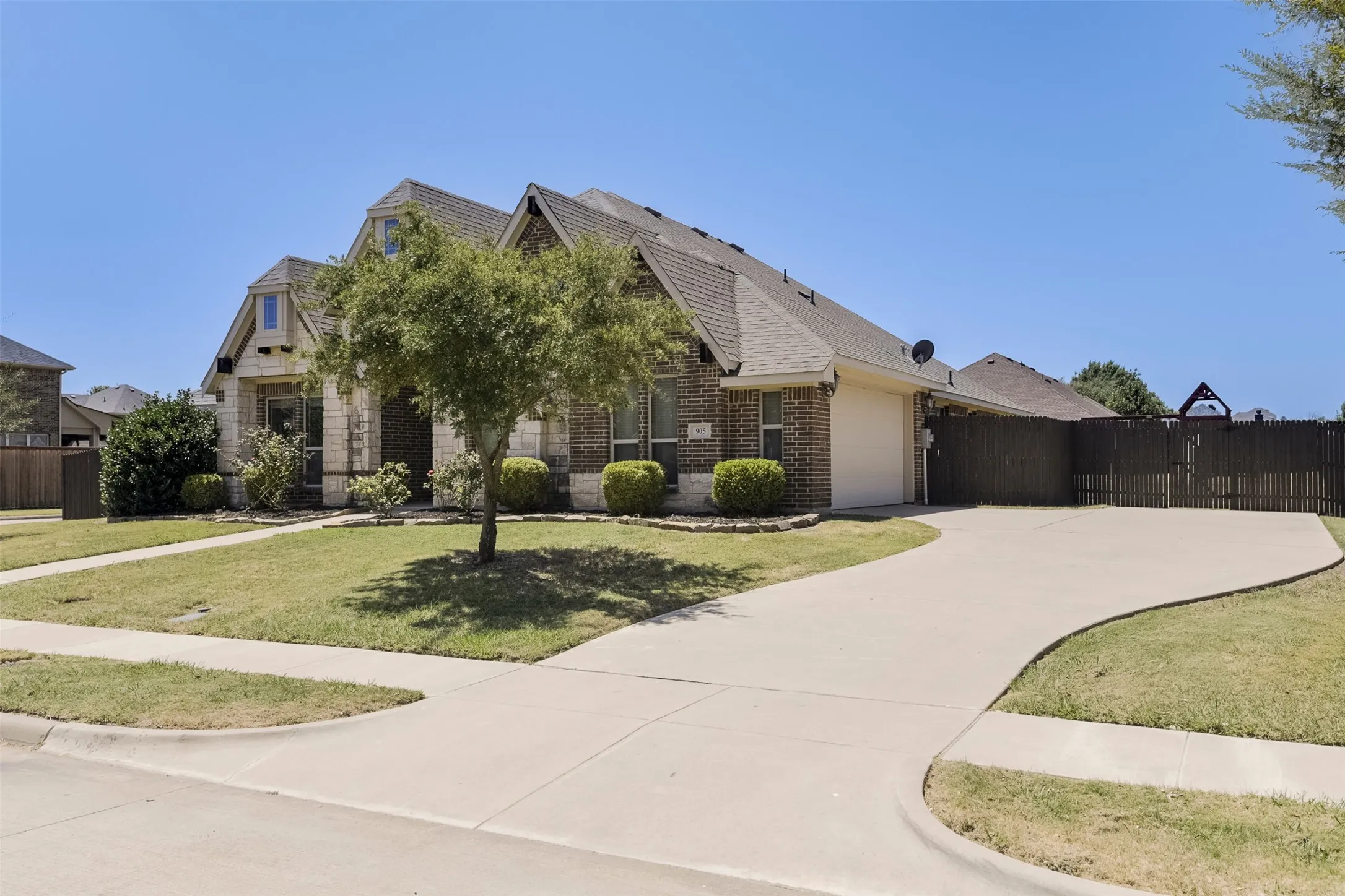 Single Family Residence For Sale in Ellis County , 905 Mill Pond Drive, Midlothian, Texas 76065, 4 Bedroom, 2 Bathroom, 2 Garage spaces, 2,318 Sqft, built in 2014, mls#21358904, Real Estate Agent in Midlothian, Homes For Sale in Ellis county, Homes For Sale in Midlothian, Realtor in Midlothian Texas, Real Estate Brokerage Independent Realty Texas, Luminita Cordes Realtor