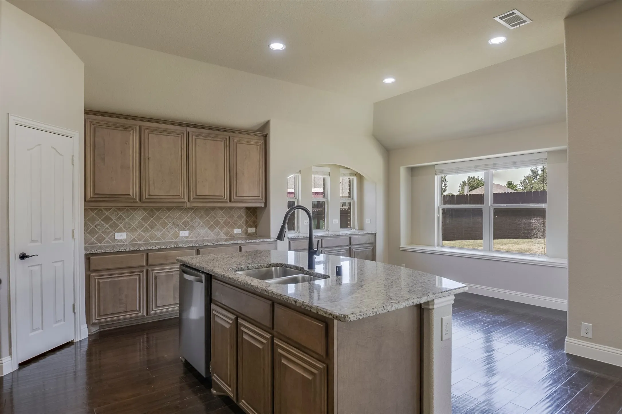 Single Family Residence For Sale in Ellis County , 905 Mill Pond Drive, Midlothian, Texas 76065, 4 Bedroom, 2 Bathroom, 2 Garage spaces, 2,318 Sqft, built in 2014, mls#21358904, Real Estate Agent in Midlothian, Homes For Sale in Ellis county, Homes For Sale in Midlothian, Realtor in Midlothian Texas, Real Estate Brokerage Independent Realty Texas, Luminita Cordes Realtor