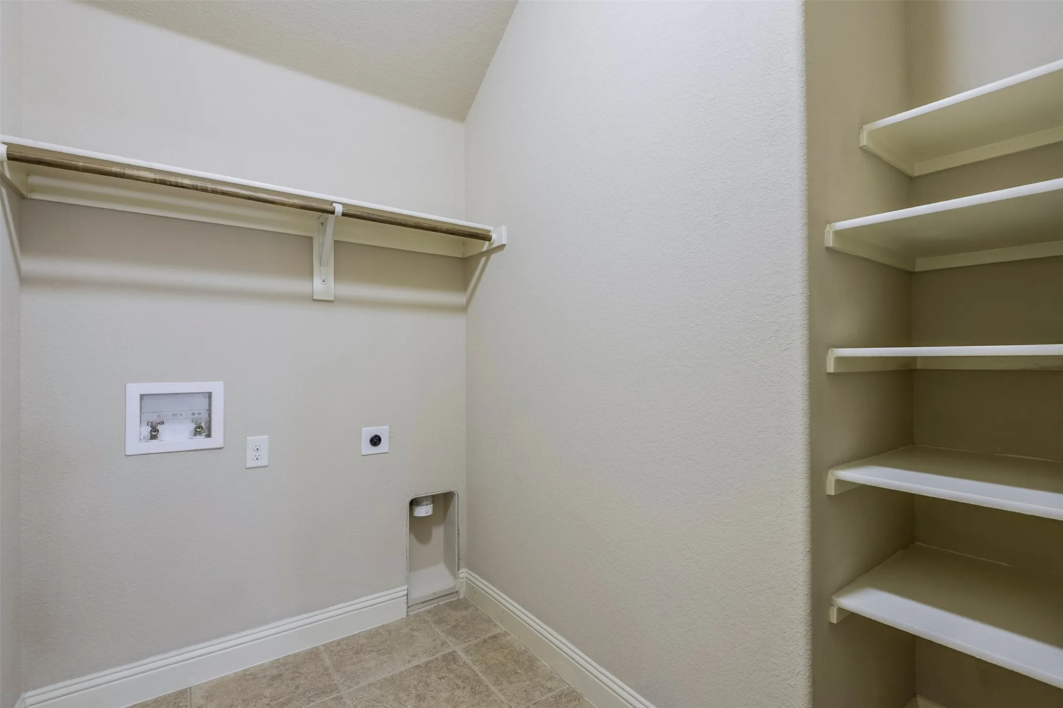 Single Family Residence For Sale in Ellis County , 905 Mill Pond Drive, Midlothian, Texas 76065, 4 Bedroom, 2 Bathroom, 2 Garage spaces, 2,318 Sqft, built in 2014, mls#21358904, Real Estate Agent in Midlothian, Homes For Sale in Ellis county, Homes For Sale in Midlothian, Realtor in Midlothian Texas, Real Estate Brokerage Independent Realty Texas, Luminita Cordes Realtor