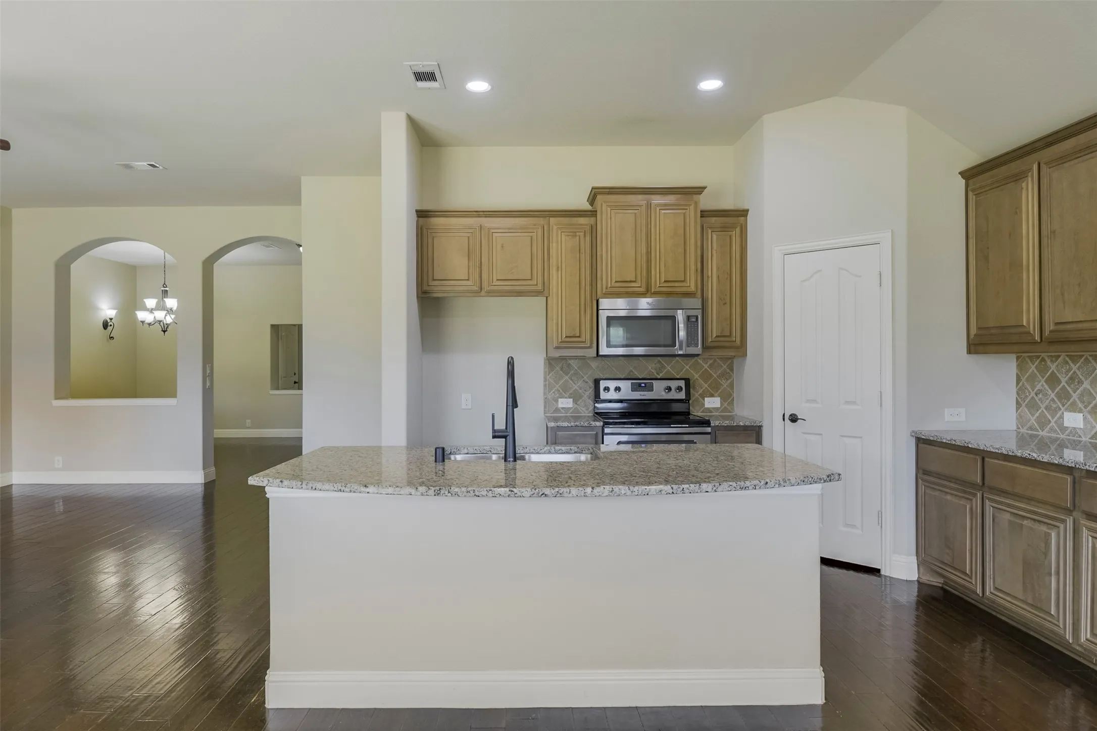 Single Family Residence For Sale in Ellis County , 905 Mill Pond Drive, Midlothian, Texas 76065, 4 Bedroom, 2 Bathroom, 2 Garage spaces, 2,318 Sqft, built in 2014, mls#21358904, Real Estate Agent in Midlothian, Homes For Sale in Ellis county, Homes For Sale in Midlothian, Realtor in Midlothian Texas, Real Estate Brokerage Independent Realty Texas, Luminita Cordes Realtor