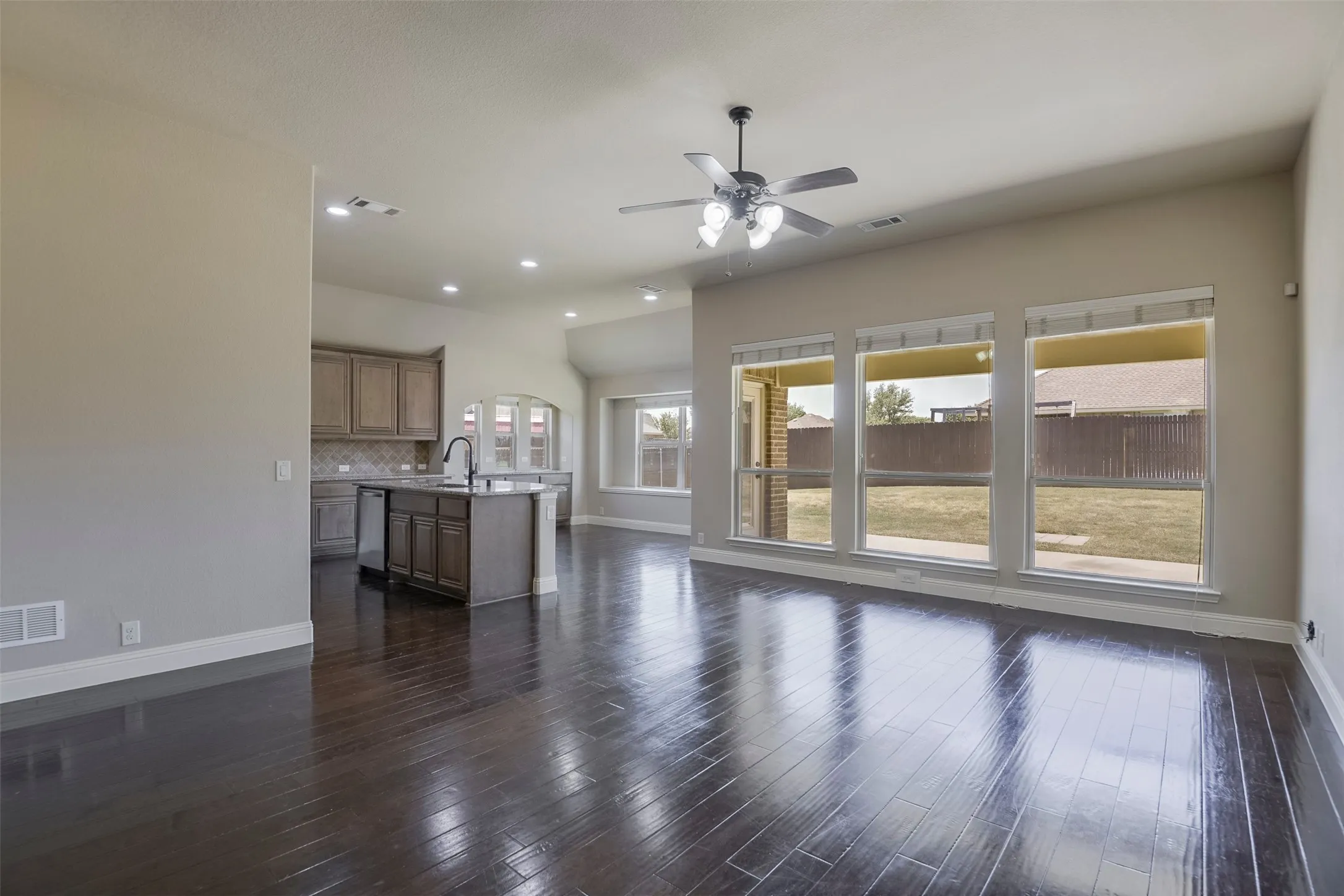 Single Family Residence For Sale in Ellis County , 905 Mill Pond Drive, Midlothian, Texas 76065, 4 Bedroom, 2 Bathroom, 2 Garage spaces, 2,318 Sqft, built in 2014, mls#21358904, Real Estate Agent in Midlothian, Homes For Sale in Ellis county, Homes For Sale in Midlothian, Realtor in Midlothian Texas, Real Estate Brokerage Independent Realty Texas, Luminita Cordes Realtor