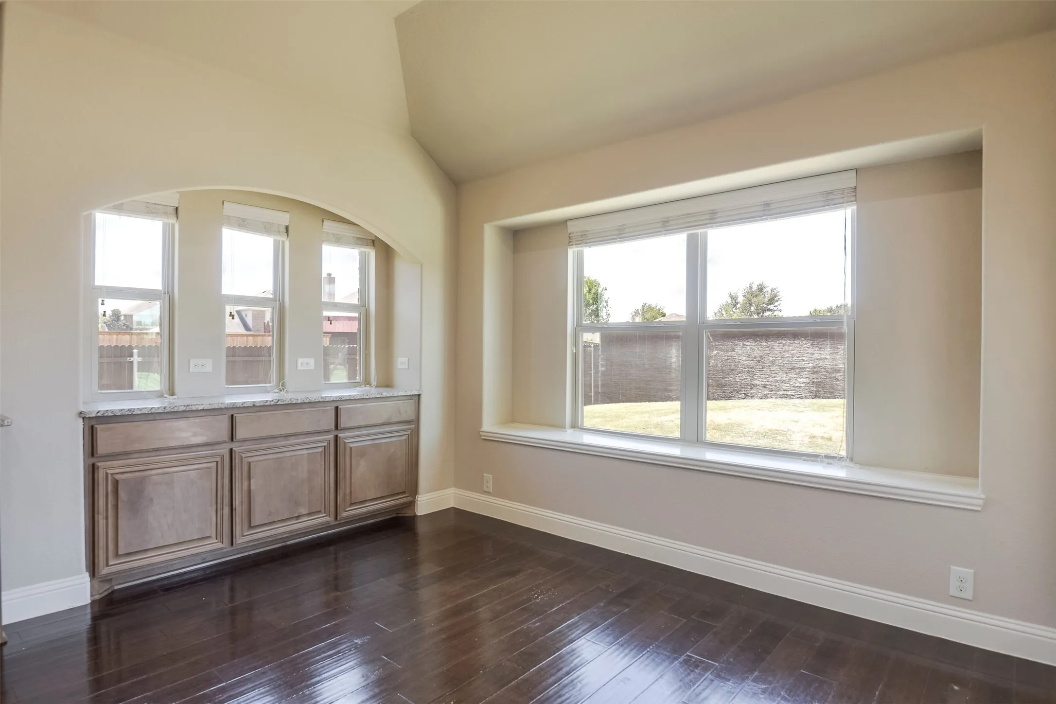 Single Family Residence For Sale in Ellis County , 905 Mill Pond Drive, Midlothian, Texas 76065, 4 Bedroom, 2 Bathroom, 2 Garage spaces, 2,318 Sqft, built in 2014, mls#21358904, Real Estate Agent in Midlothian, Homes For Sale in Ellis county, Homes For Sale in Midlothian, Realtor in Midlothian Texas, Real Estate Brokerage Independent Realty Texas, Luminita Cordes Realtor