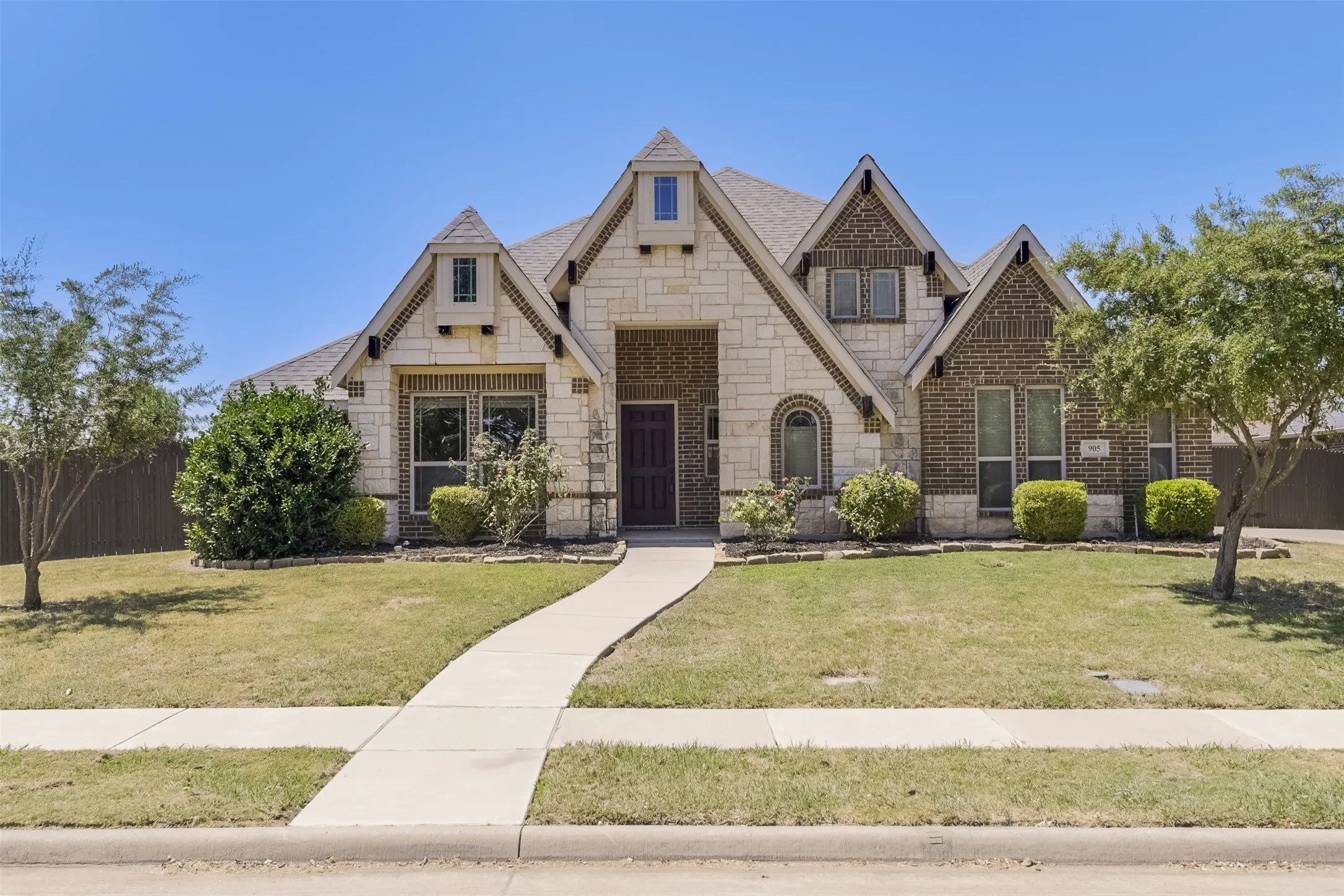 Single Family Residence For Sale in Ellis County , 905 Mill Pond Drive, Midlothian, Texas 76065, 4 Bedroom, 2 Bathroom, 2 Garage spaces, 2,318 Sqft, built in 2014, mls#21358904, Real Estate Agent in Midlothian, Homes For Sale in Ellis county, Homes For Sale in Midlothian, Realtor in Midlothian Texas, Real Estate Brokerage Independent Realty Texas, Luminita Cordes Realtor
