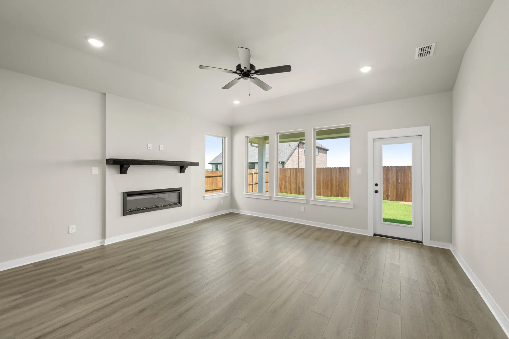 18_6900 Deadwood- Living Room-1