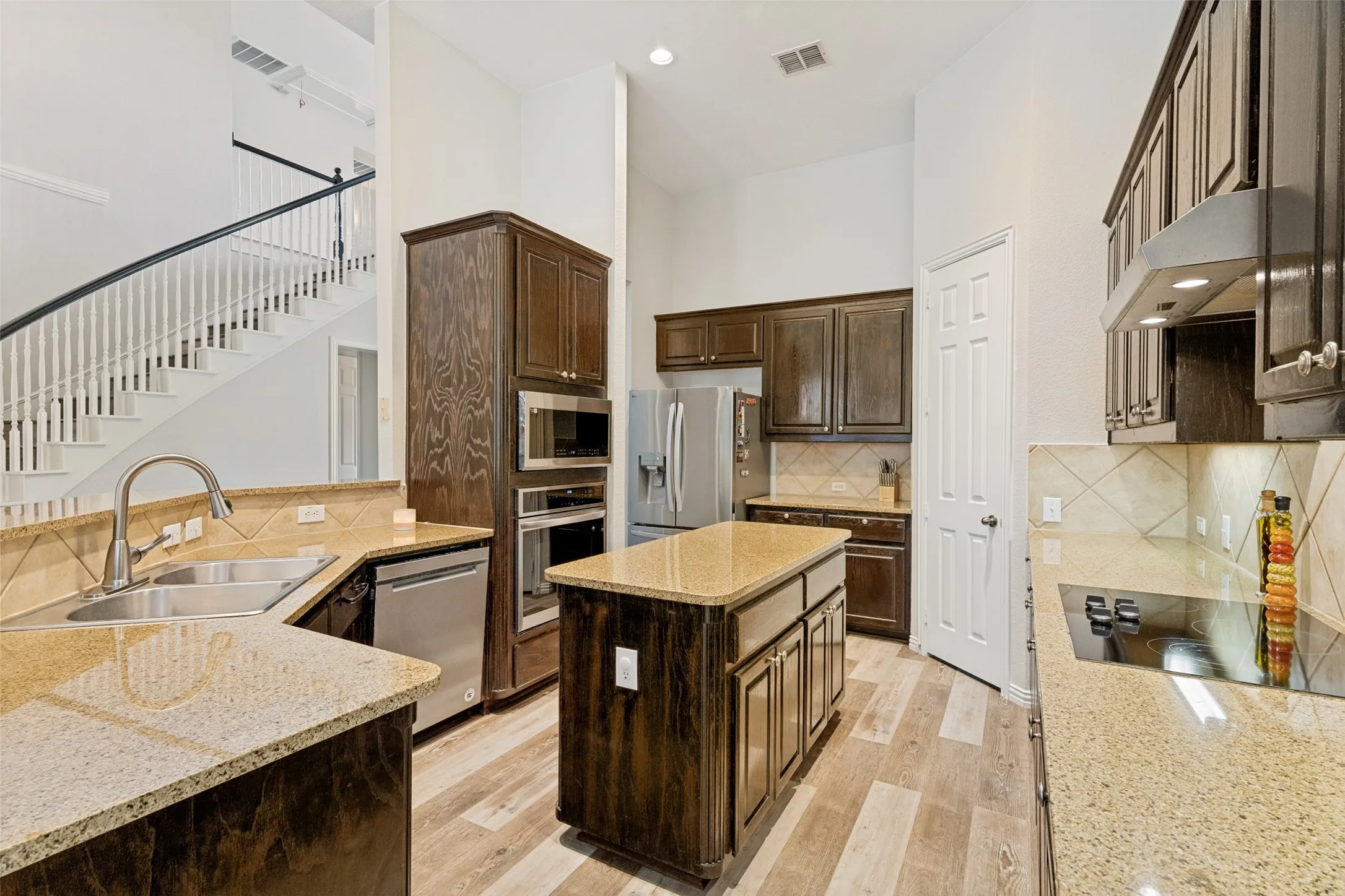 Single Family Residence For Sale in Tarrant County , 12301 Red Birch Lane, Fort Worth, Texas 76244, 4 Bedroom, 4 Bathroom, 3 Garage spaces, 3,425 Sqft, built in 2001, mls#21360418, Real Estate Agent in Fort Worth, Homes For Sale in Tarrant county, Homes For Sale in Fort Worth, Realtor in Fort Worth Texas, Real Estate Brokerage Independent Realty Texas, Luminita Cordes Realtor