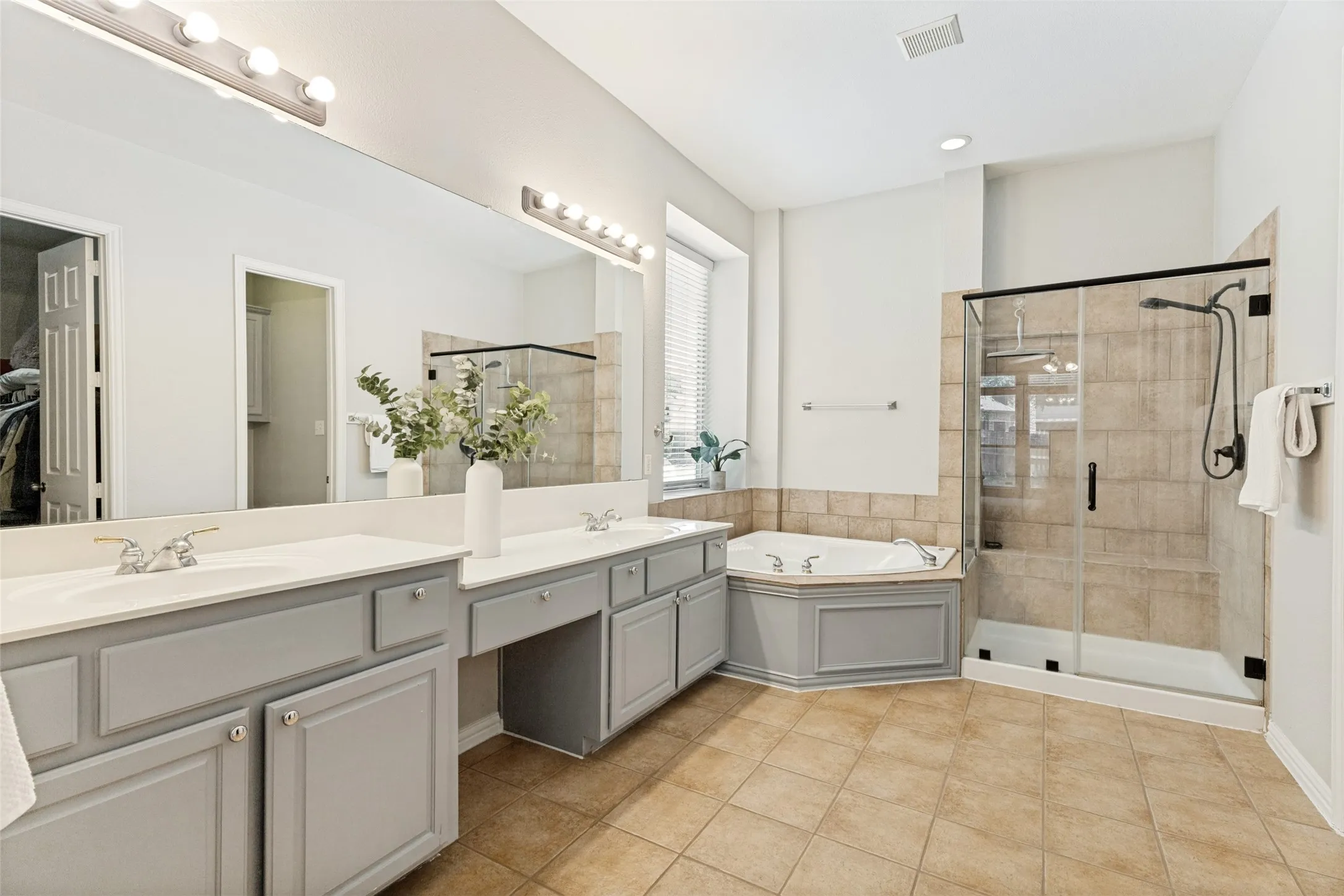 Single Family Residence For Sale in Tarrant County , 12301 Red Birch Lane, Fort Worth, Texas 76244, 4 Bedroom, 4 Bathroom, 3 Garage spaces, 3,425 Sqft, built in 2001, mls#21360418, Real Estate Agent in Fort Worth, Homes For Sale in Tarrant county, Homes For Sale in Fort Worth, Realtor in Fort Worth Texas, Real Estate Brokerage Independent Realty Texas, Luminita Cordes Realtor