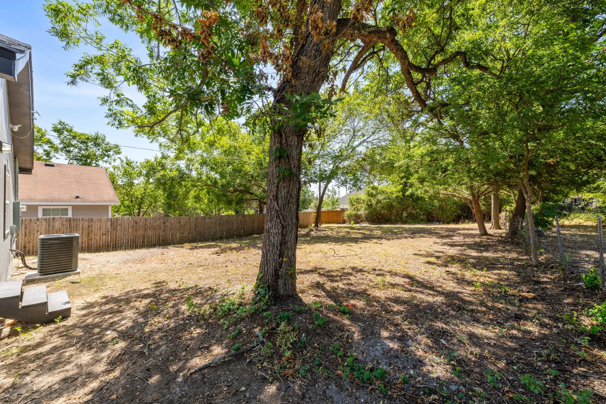 Single Family Residence For Sale in Dallas County , 1418 Georgia Avenue, Dallas, Texas 75216, 3 Bedroom, 2 Bathroom, Garage spaces, 1,420 Sqft, built in 1925, mls#21360333, Real Estate Agent in Dallas, Homes For Sale in Dallas county, Homes For Sale in Dallas, Realtor in Dallas Texas, Real Estate Brokerage Independent Realty Texas, Luminita Cordes Realtor