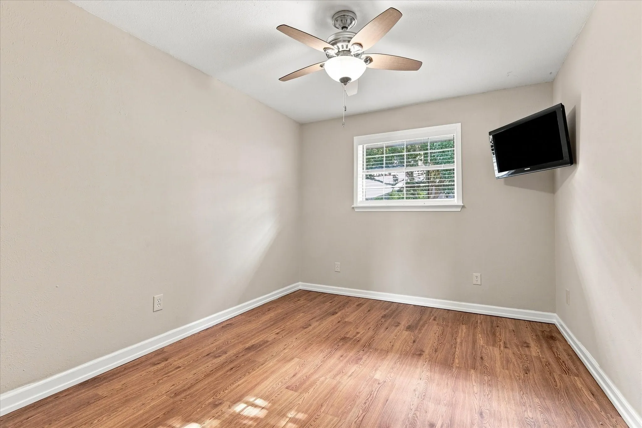Single Family Residence For Sale in Denton County , 1903 Big Sky Drive, Lewisville, Texas 75077, 3 Bedroom, 2 Bathroom, 2 Garage spaces, 1,745 Sqft, built in 1980, mls#21360429, Real Estate Agent in Lewisville, Homes For Sale in Denton county, Homes For Sale in Lewisville, Realtor in Lewisville Texas, Real Estate Brokerage Independent Realty Texas, Luminita Cordes Realtor
