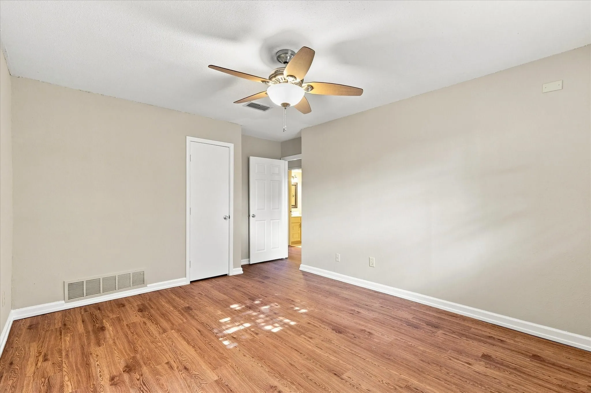 Single Family Residence For Sale in Denton County , 1903 Big Sky Drive, Lewisville, Texas 75077, 3 Bedroom, 2 Bathroom, 2 Garage spaces, 1,745 Sqft, built in 1980, mls#21360429, Real Estate Agent in Lewisville, Homes For Sale in Denton county, Homes For Sale in Lewisville, Realtor in Lewisville Texas, Real Estate Brokerage Independent Realty Texas, Luminita Cordes Realtor