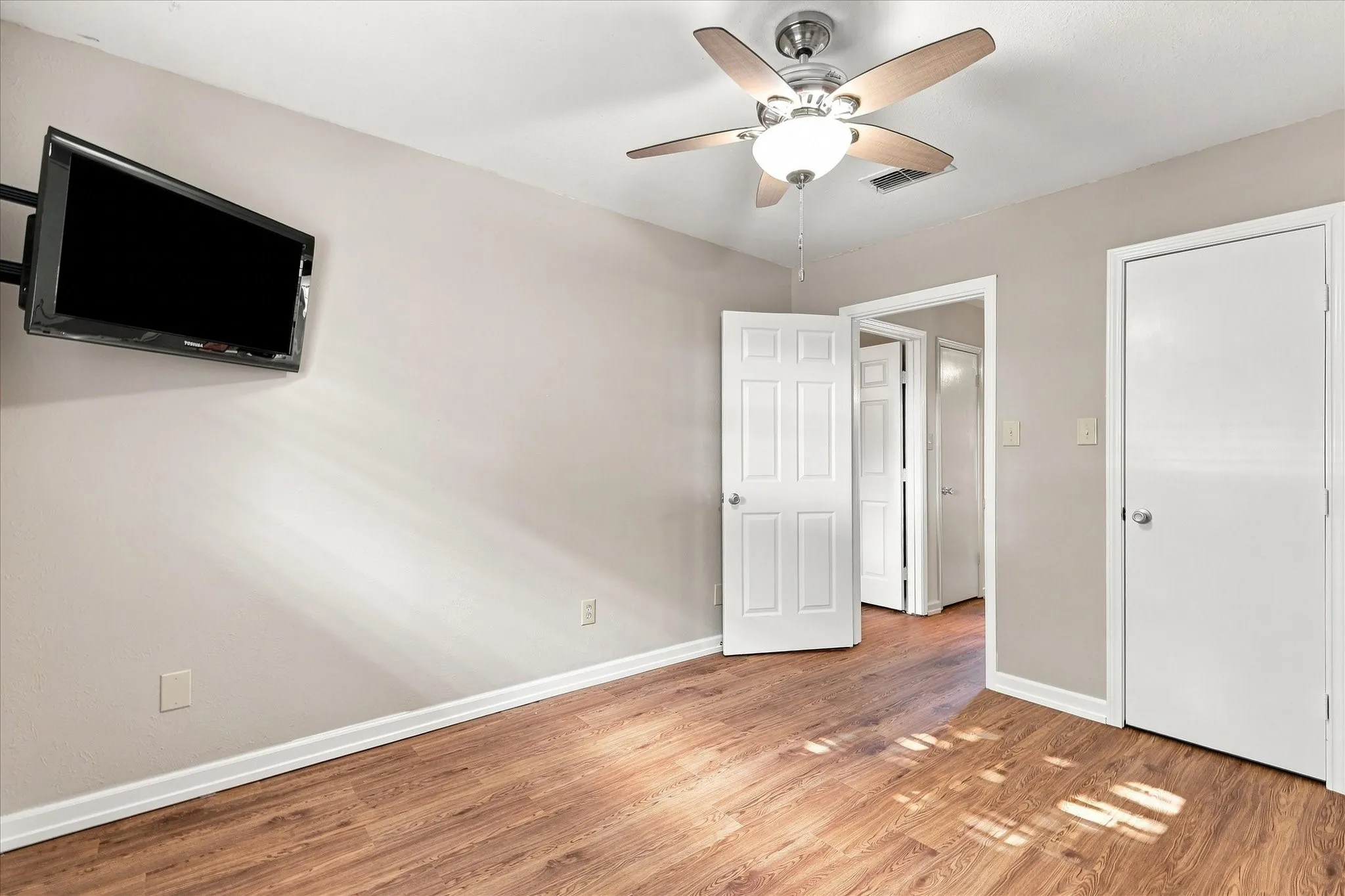 Single Family Residence For Sale in Denton County , 1903 Big Sky Drive, Lewisville, Texas 75077, 3 Bedroom, 2 Bathroom, 2 Garage spaces, 1,745 Sqft, built in 1980, mls#21360429, Real Estate Agent in Lewisville, Homes For Sale in Denton county, Homes For Sale in Lewisville, Realtor in Lewisville Texas, Real Estate Brokerage Independent Realty Texas, Luminita Cordes Realtor