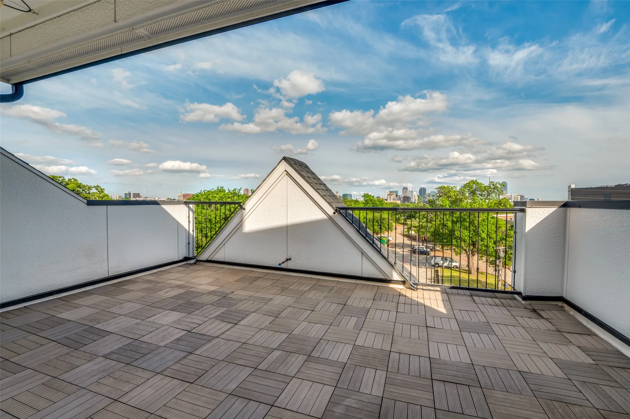 Townhouse For Rent in Dallas County , 2262 Alterbrook Lane, Dallas, Texas 75219, 3 Bedroom, 4 Bathroom, 2 Garage spaces, 2,046 Sqft, built in 2018, mls#21341010, Real Estate Agent in Dallas, Homes For Rent in Dallas county, Homes For Rent in Dallas, Realtor in Dallas Texas, Real Estate Brokerage Independent Realty Texas, Luminita Cordes Realtor