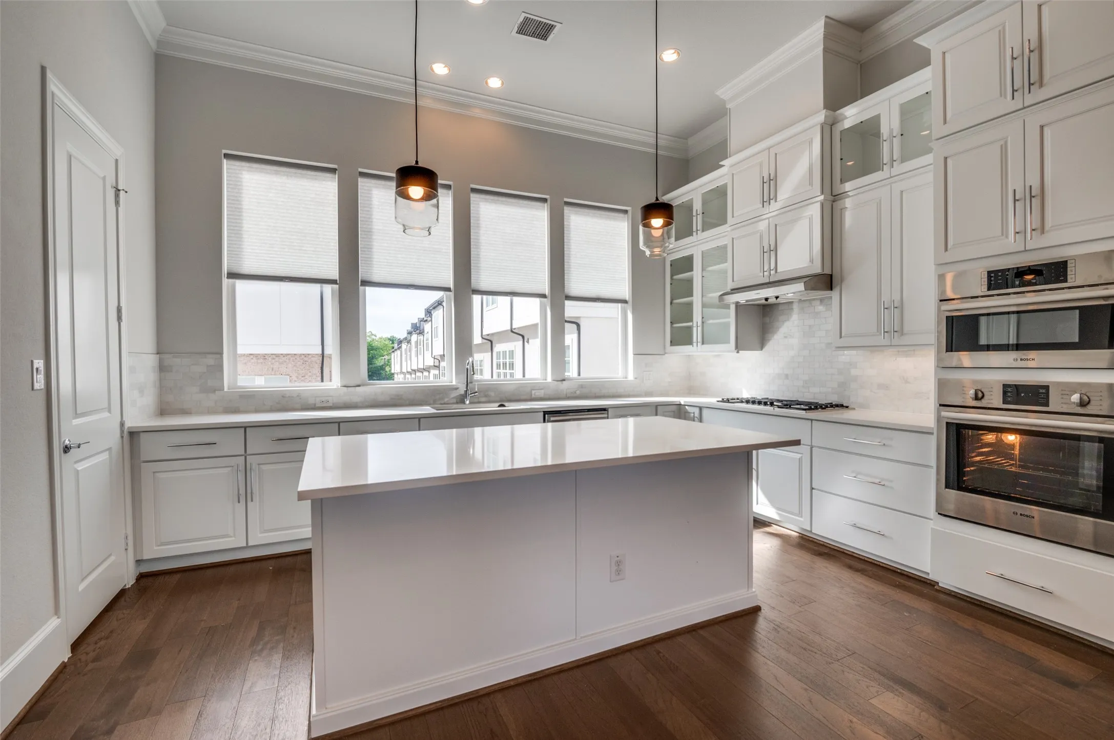 Townhouse For Rent in Dallas County , 2262 Alterbrook Lane, Dallas, Texas 75219, 3 Bedroom, 4 Bathroom, 2 Garage spaces, 2,046 Sqft, built in 2018, mls#21341010, Real Estate Agent in Dallas, Homes For Rent in Dallas county, Homes For Rent in Dallas, Realtor in Dallas Texas, Real Estate Brokerage Independent Realty Texas, Luminita Cordes Realtor