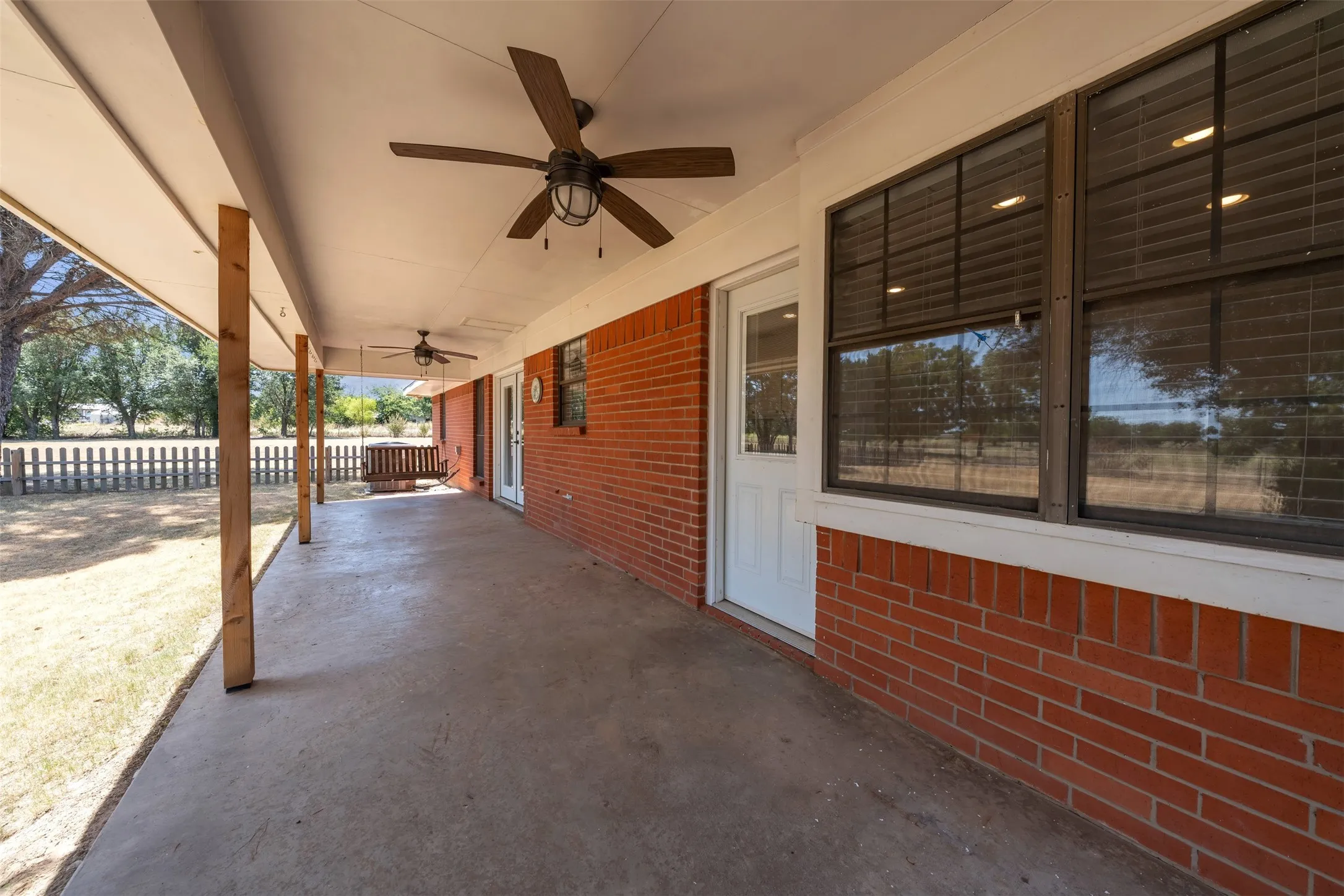 Single Family Residence For Sale in Palo Pinto County , 805 S Swanson Road, Mineral Wells, Texas 76067, 3 Bedroom, 2 Bathroom, 2 Garage spaces, 1,700 Sqft, built in 1984, mls#21358508, Real Estate Agent in Mineral Wells, Homes For Sale in Palo Pinto county, Homes For Sale in Mineral Wells, Realtor in Mineral Wells Texas, Real Estate Brokerage Independent Realty Texas, Luminita Cordes Realtor