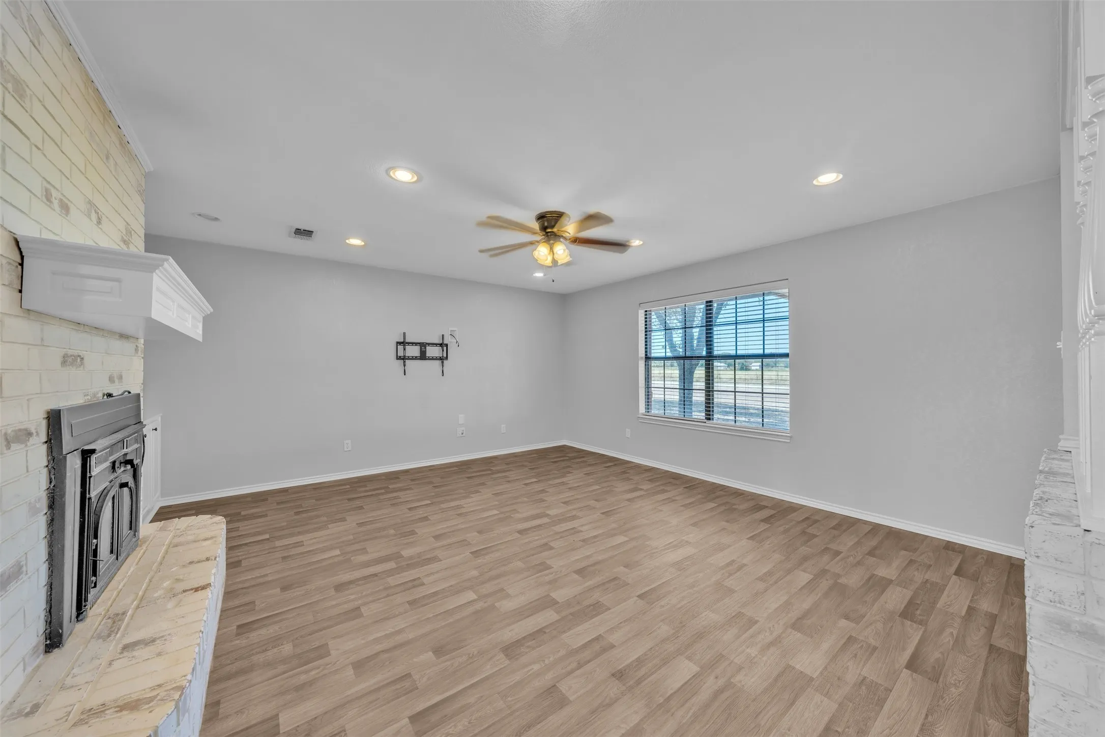 Single Family Residence For Sale in Palo Pinto County , 805 S Swanson Road, Mineral Wells, Texas 76067, 3 Bedroom, 2 Bathroom, 2 Garage spaces, 1,700 Sqft, built in 1984, mls#21358508, Real Estate Agent in Mineral Wells, Homes For Sale in Palo Pinto county, Homes For Sale in Mineral Wells, Realtor in Mineral Wells Texas, Real Estate Brokerage Independent Realty Texas, Luminita Cordes Realtor