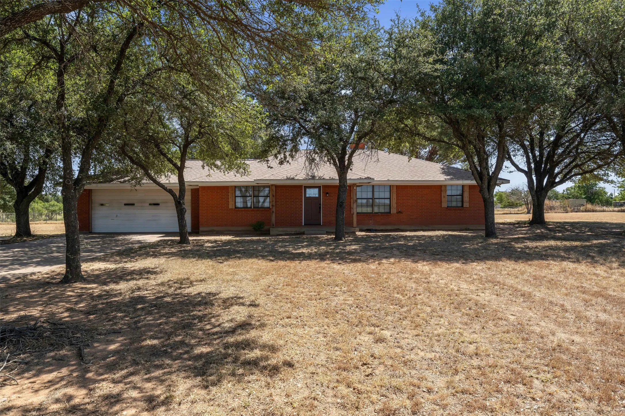 Single Family Residence For Sale in Palo Pinto County , 805 S Swanson Road, Mineral Wells, Texas 76067, 3 Bedroom, 2 Bathroom, 2 Garage spaces, 1,700 Sqft, built in 1984, mls#21358508, Real Estate Agent in Mineral Wells, Homes For Sale in Palo Pinto county, Homes For Sale in Mineral Wells, Realtor in Mineral Wells Texas, Real Estate Brokerage Independent Realty Texas, Luminita Cordes Realtor