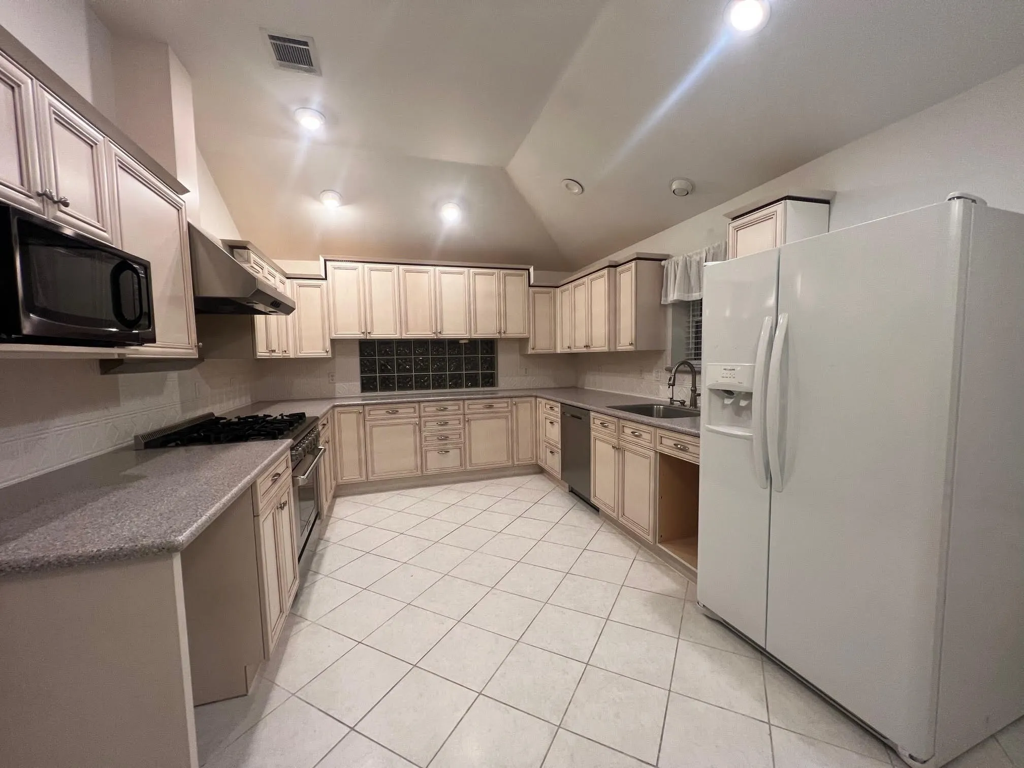 Single Family Residence For Rent in Collin County , 1008 Charter Oak Street, Allen, Texas 75002, 5 Bedroom, 2 Bathroom, 2 Garage spaces, 1,953 Sqft, built in 1988, mls#21359542, Real Estate Agent in Allen, Homes For Rent in Collin county, Homes For Rent in Allen, Realtor in Allen Texas, Real Estate Brokerage Independent Realty Texas, Luminita Cordes Realtor