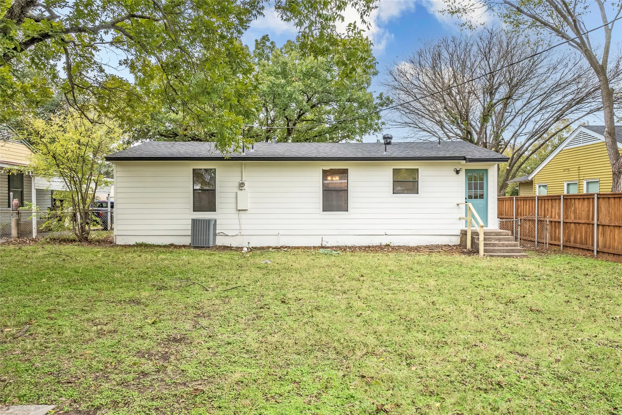 Single Family Residence For Rent in Dallas County , 2423 Fenwick Drive, Dallas, Texas 75228, 3 Bedroom, 2 Bathroom, Garage spaces, 1,320 Sqft, built in 1951, mls#21360597, Real Estate Agent in Dallas, Homes For Rent in Dallas county, Homes For Rent in Dallas, Realtor in Dallas Texas, Real Estate Brokerage Independent Realty Texas, Luminita Cordes Realtor